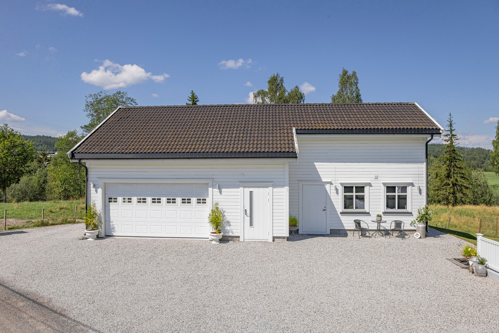 Stor garasje med gode bruksområder - innredet "mancave" og rikelig med plass til hobby, lagring eller aktivitet Galleribilde