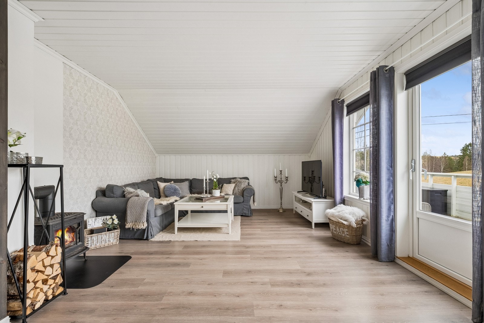 Loftsetasjen inneholder en stor loftstue, som enkelt kan deles opp, skulle en trenge et ekstra soverom. Galleribilde