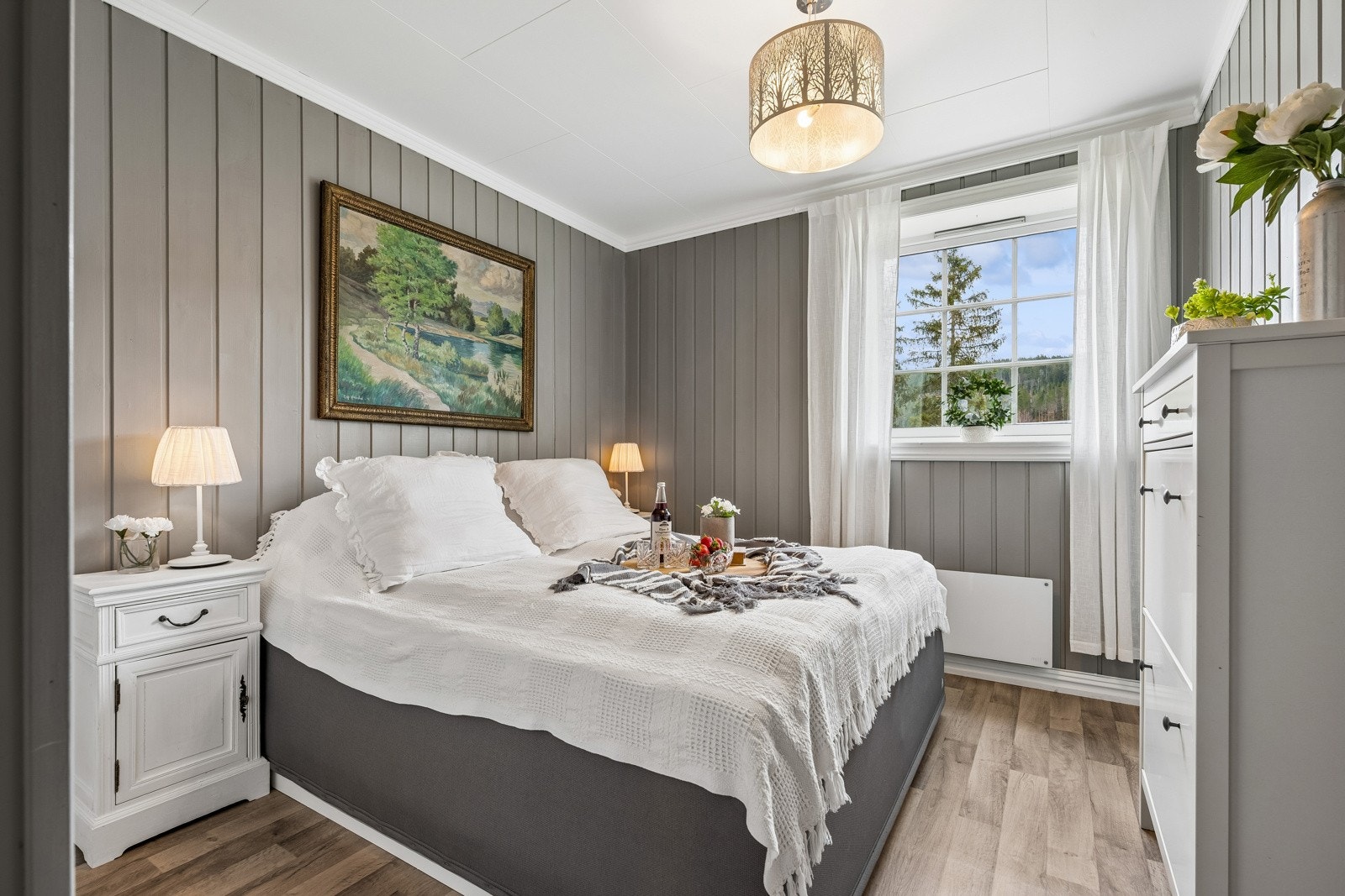 Romslig soverom med god plass til dobbeltseng. Galleribilde