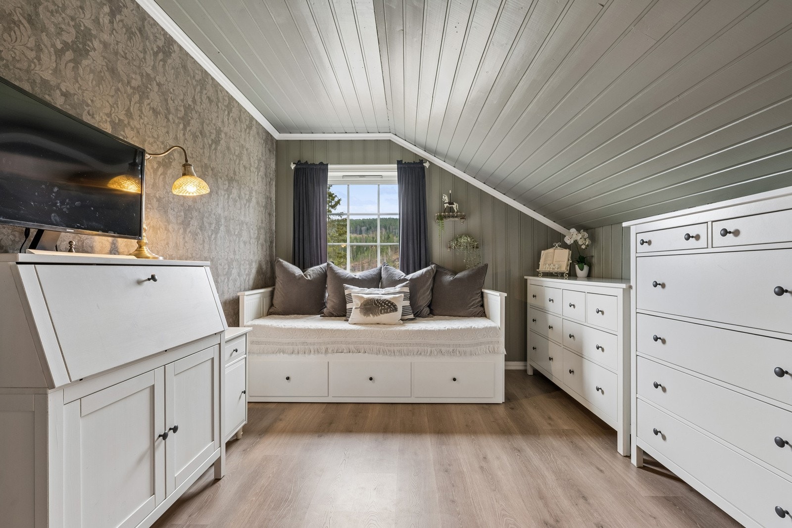 Loftsetasjen inneholder også 2 soverom. Galleribilde