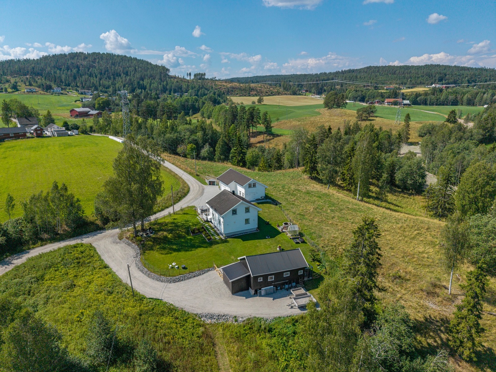 Eiendommen ligger fint til i åpne og naturskjønne omgivelser Galleribilde
