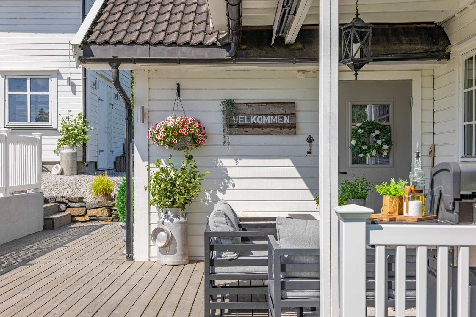 Solrike uteplasser og inngjerdet hage - ideelt for både barn, dyr og sosiale sammenkomster Galleribilde