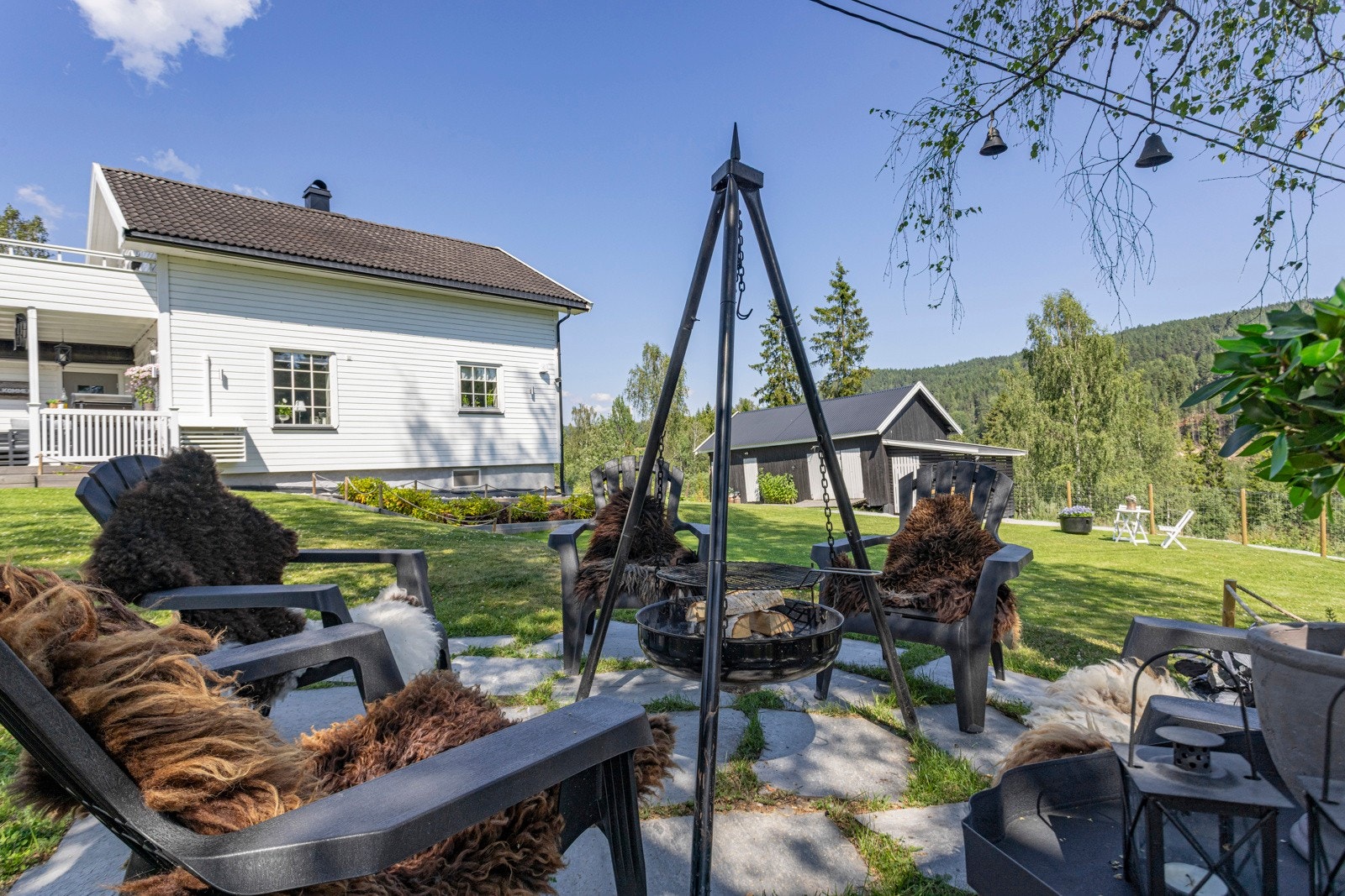 Hyggelig uteplass med mulighet for sosiale sammenkomster Galleribilde