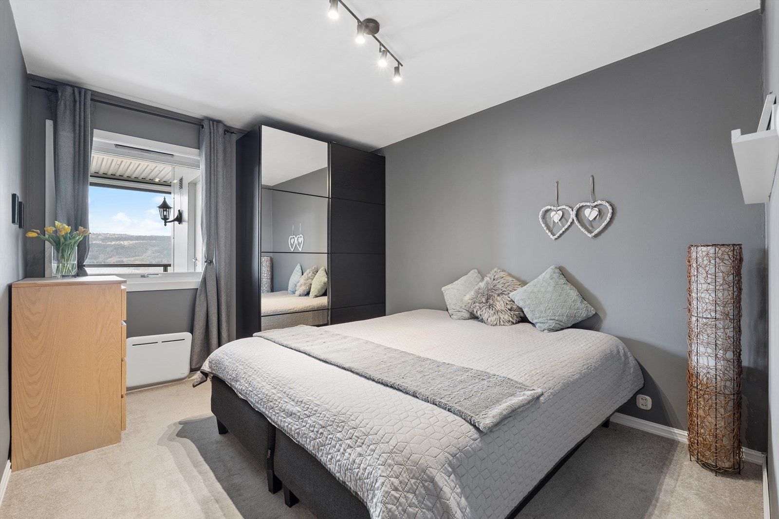 Leiligheten har to soverom. Hovedsoverommet har god plass til en dobbeltseng og tilbehør. Galleribilde