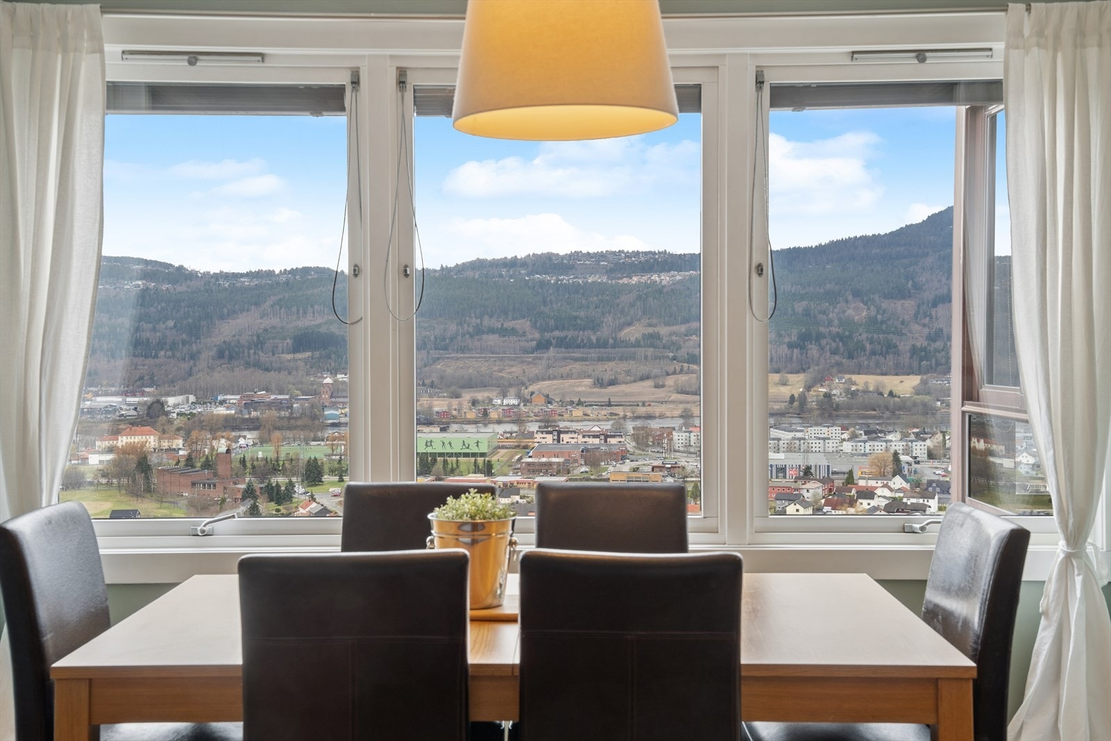 Leiligheten har en fin og solrik beliggenhet i et populært boligområde på Åssiden, med vakker utsikt over nærområdet, mot Drammen sentrum og Eikerbygdene. Galleribilde