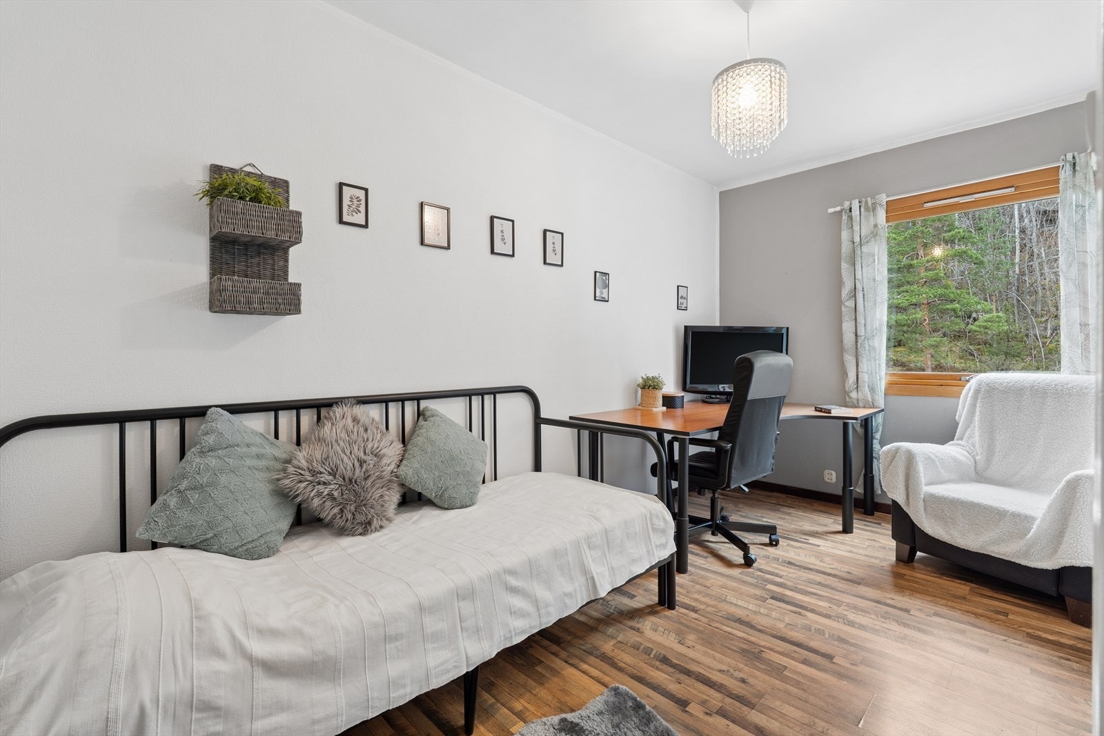Soverom 2 er ideelt som barnerom, men kan også brukes som gjesterom eller kontor, avhengig av behov. Galleribilde