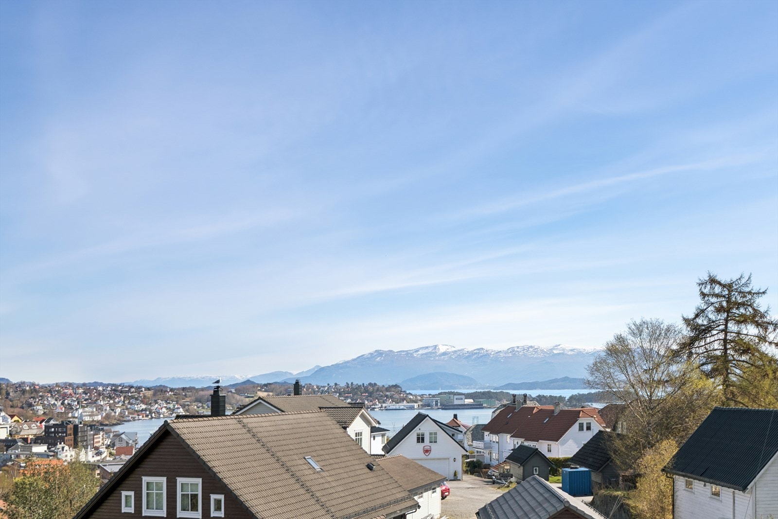 Fra eiendommen har man en flott utsikt over nærområdet og sjøen. Galleribilde