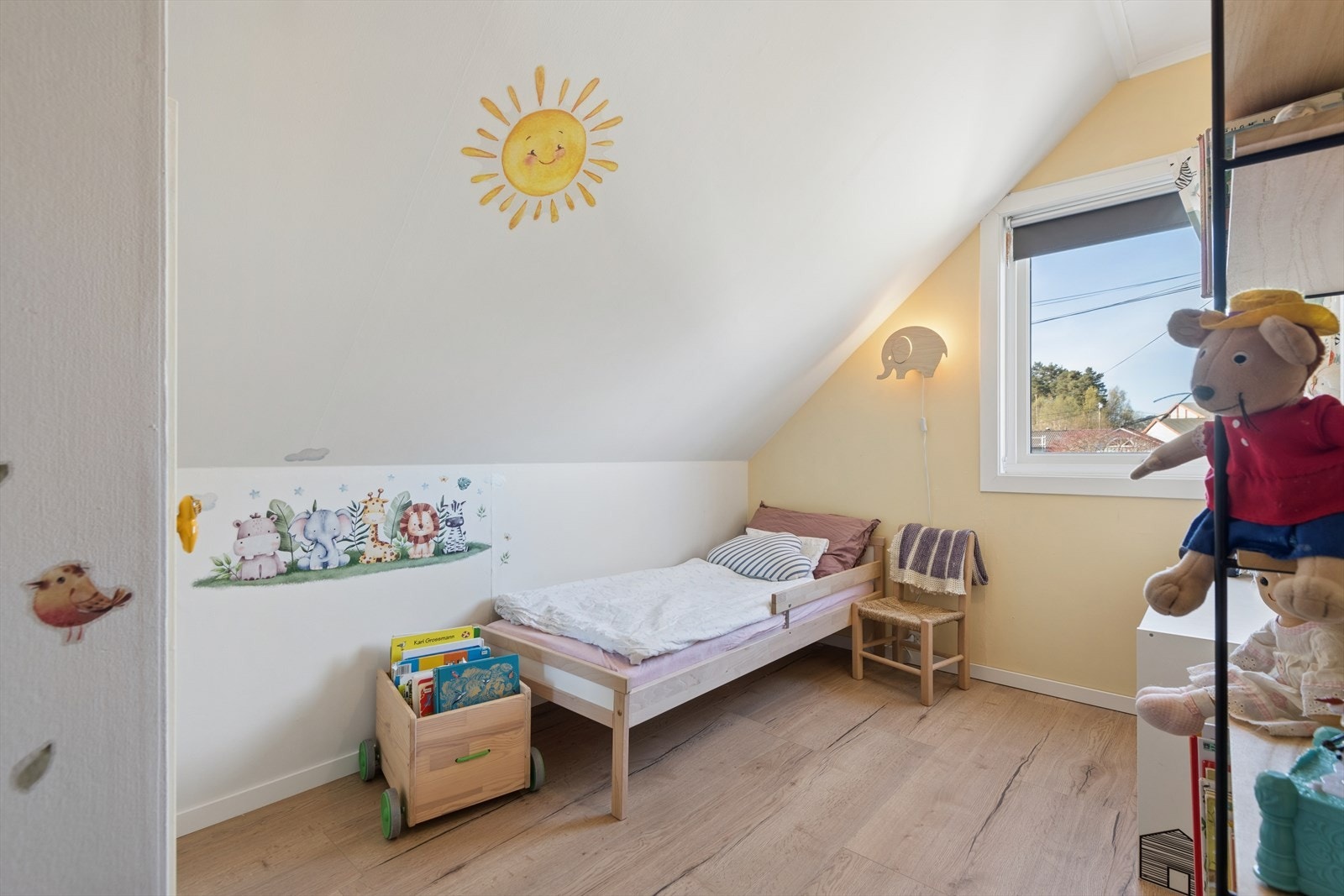 Soverom 2 - De tre andre soverommene egner seg godt som barnerom, med plass til seng, skrivebord og oppbevaring. Skråtaket preger alle rommene og gir loftet et eget preg. Galleribilde