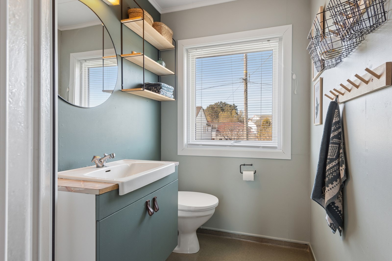 Badet er innredet med dusjkabinett, baderomsinnredning med vask og toalett. Oppvarming skjer med stråleovn. Badet har et oppgraderingsbehov (TG3 i rapporten). Galleribilde