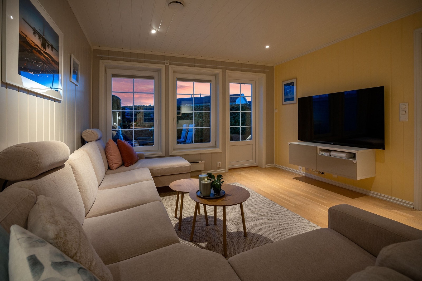 Lys og luftig stue med panoramautsikt til solnedgangen. Galleribilde