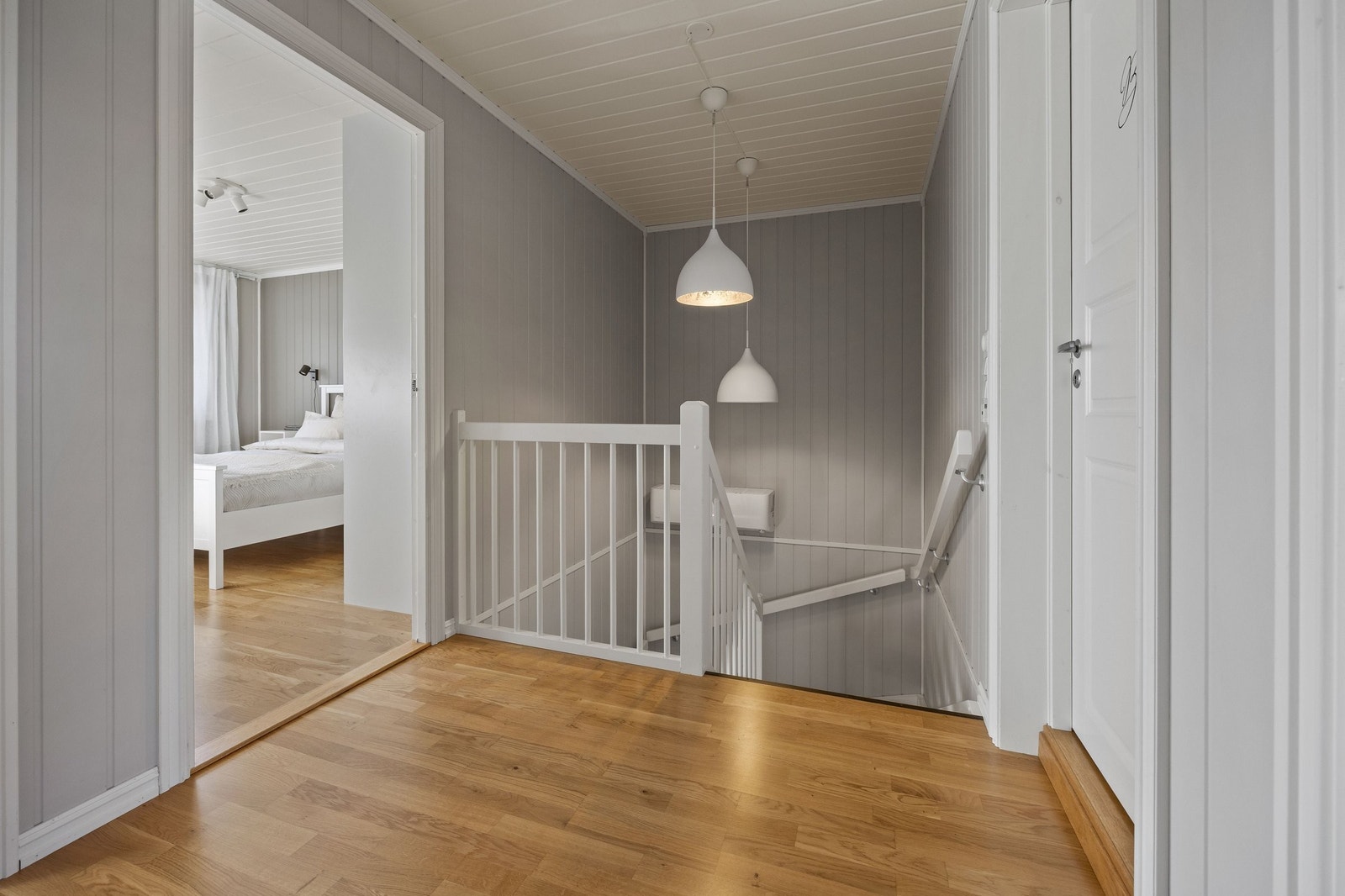 Lys og luftig gang som binder sammen soverommene og badet i andre etasje. Galleribilde