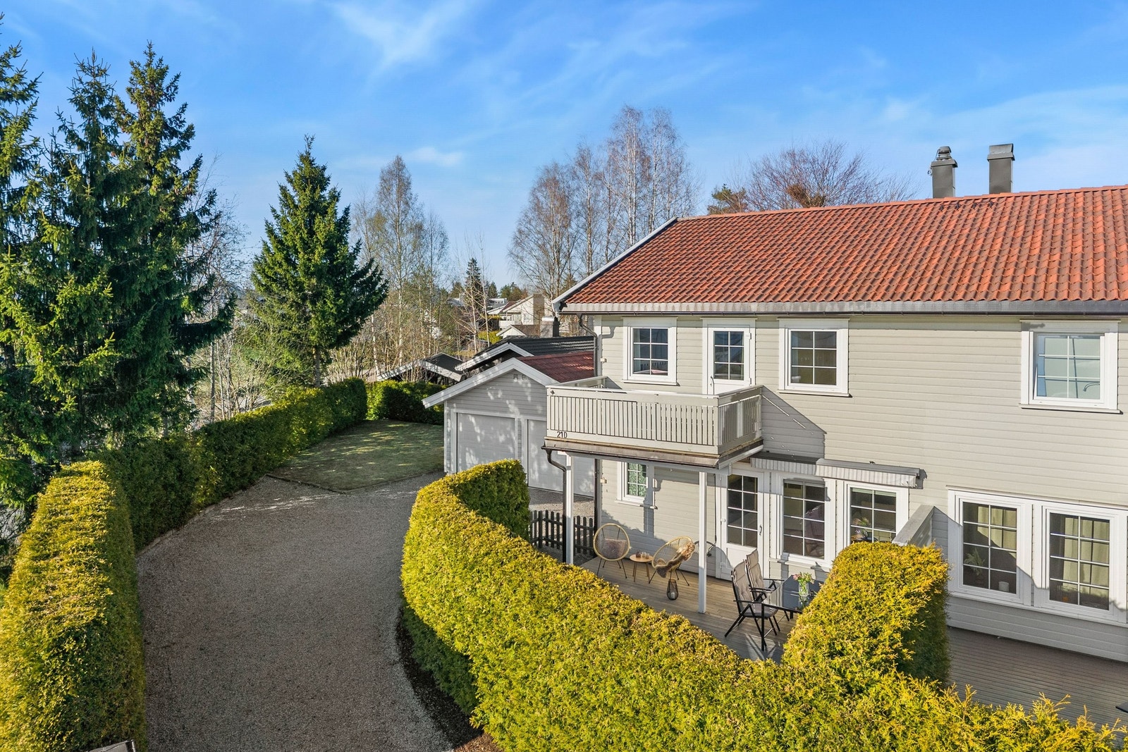 Flott opparbeidet tomt med grønn gressplen og skjermende hekk. Galleribilde