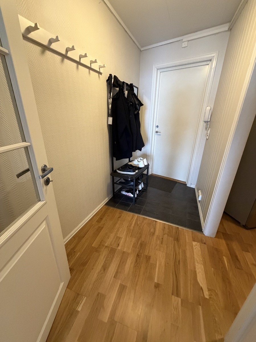 Leilighetens inngangsparti med plass for sko og ytterbekledning Galleribilde