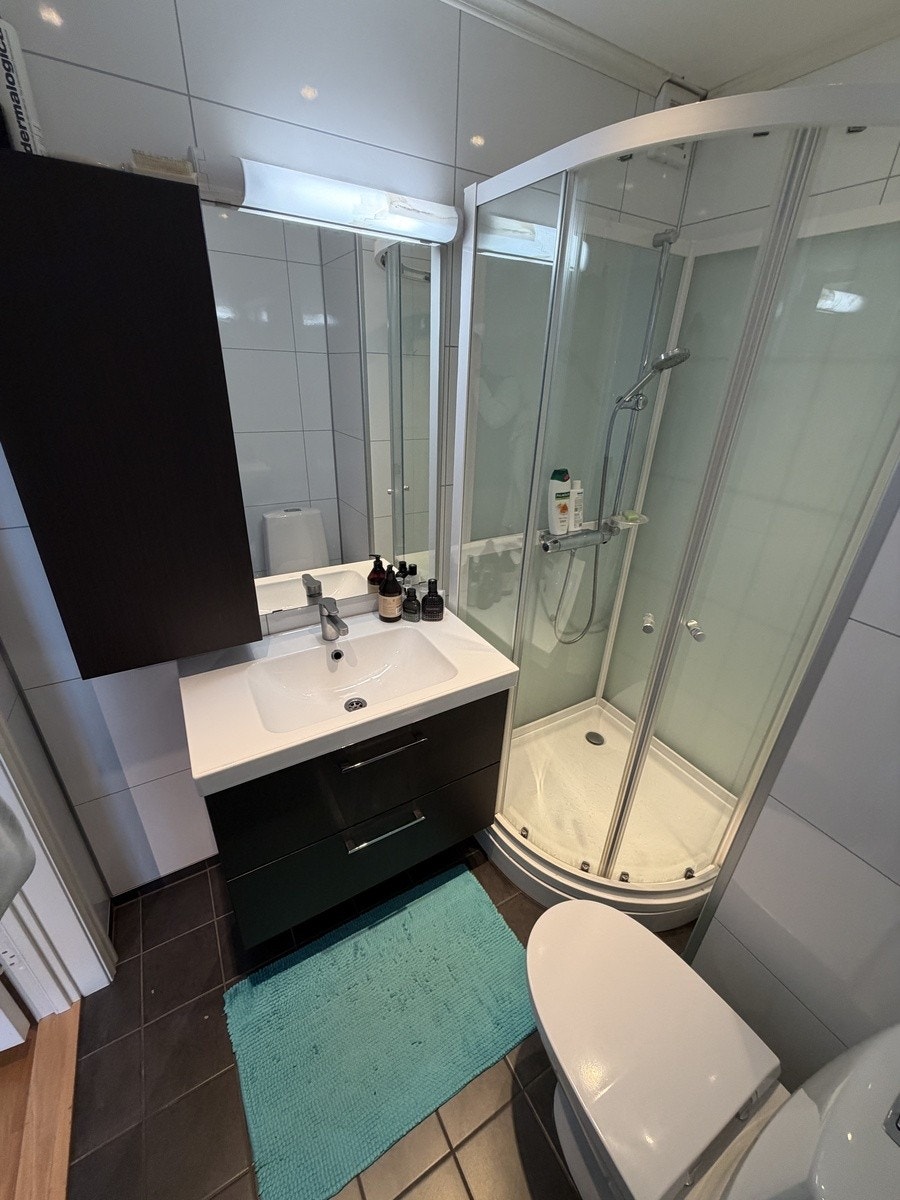 Større baderomsinnredning på badet Galleribilde