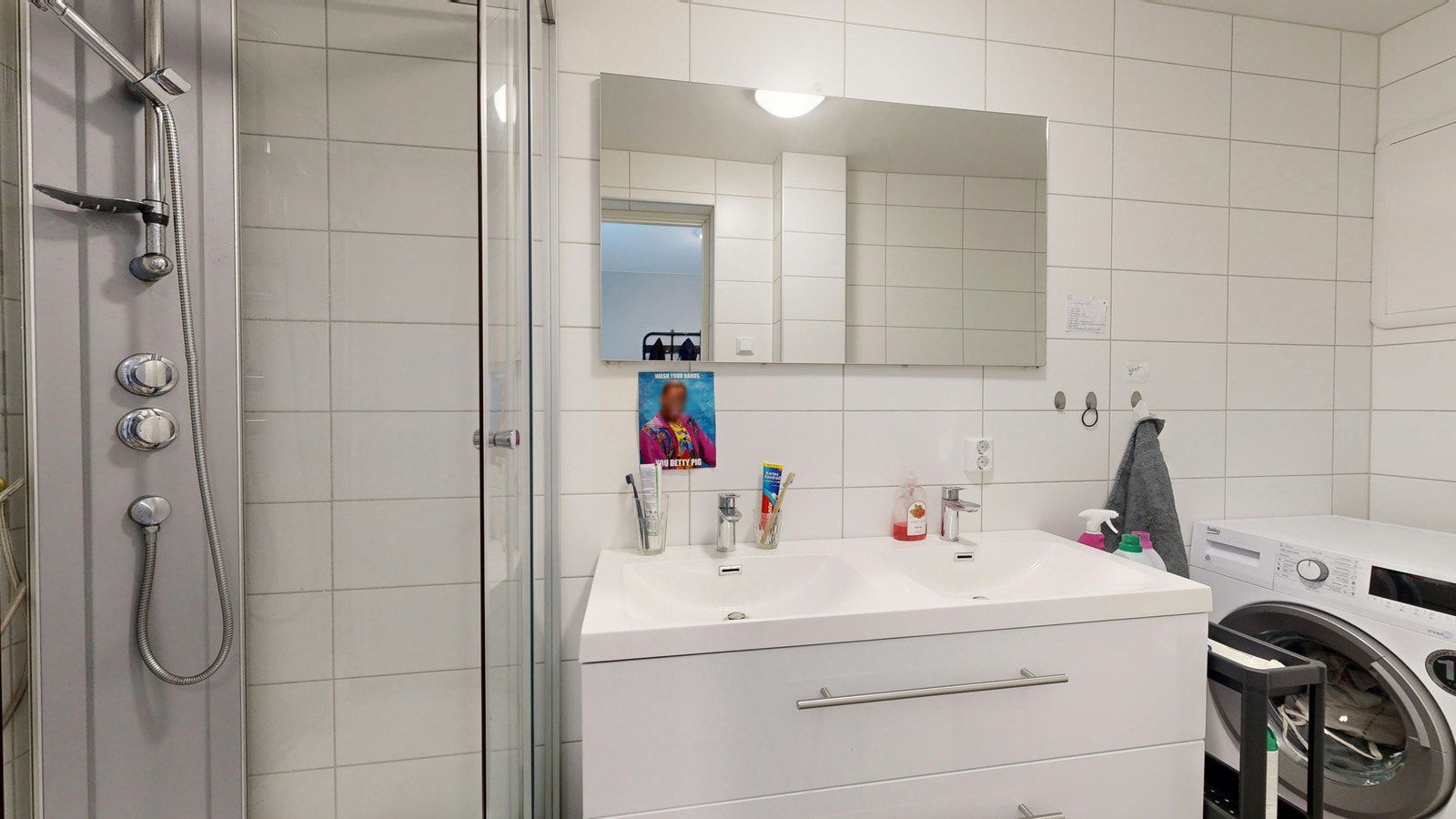 Bad stort med vaskemaskin mm Galleribilde
