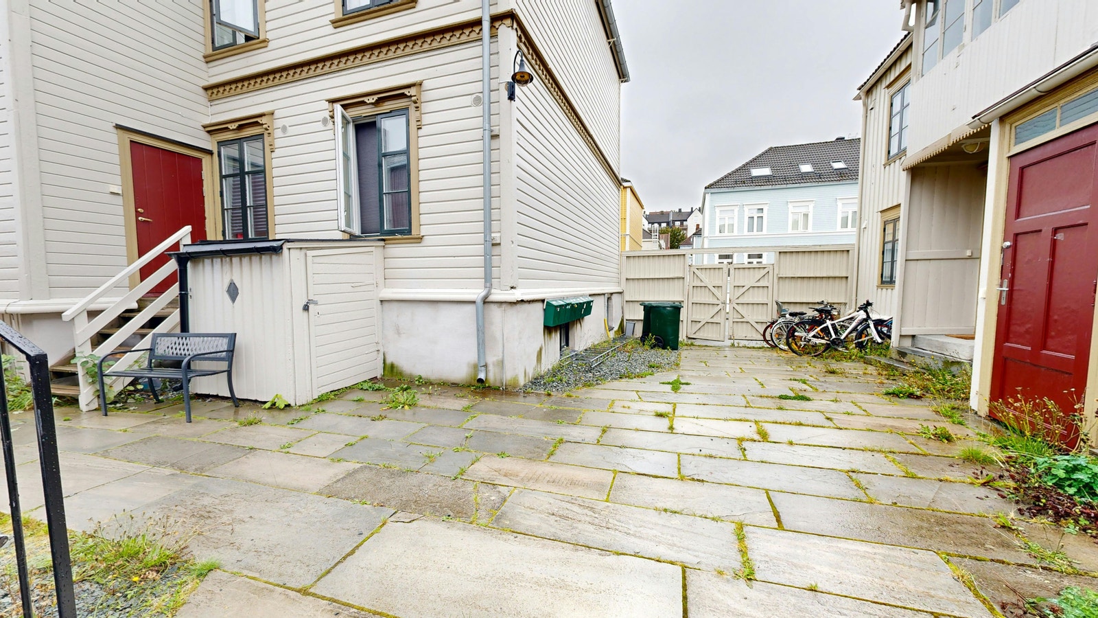 Skjermet bakgård. Det blir etablert en felles terrasse i bakgården sommeren 202 Galleribilde