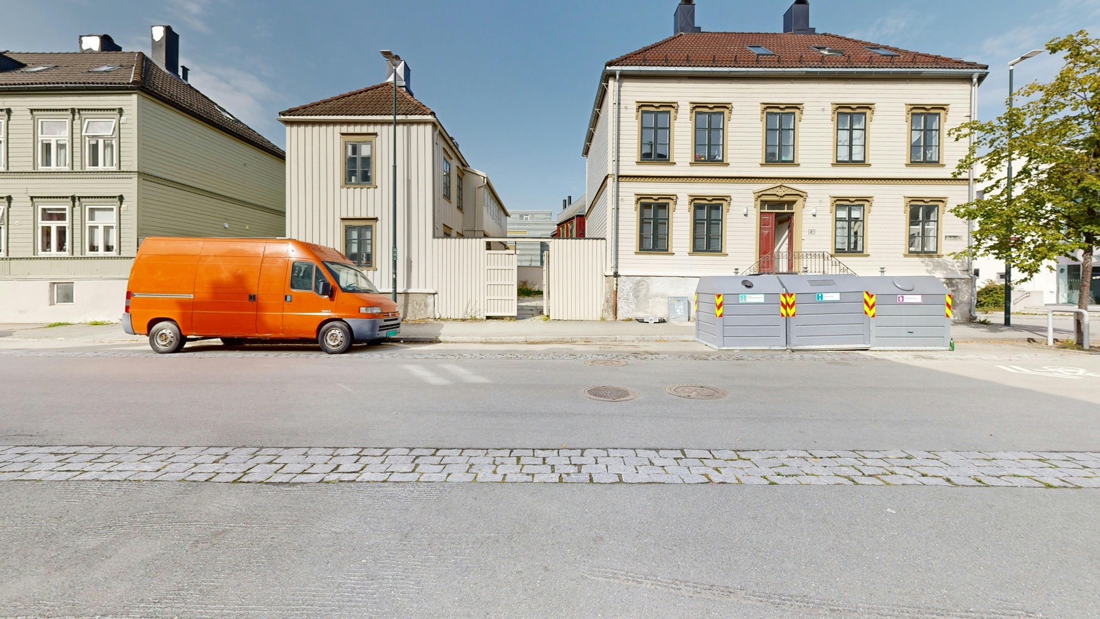 Fasaden. Leiligheten ligger i 1 etasje til høyre på hovedbygget Galleribilde