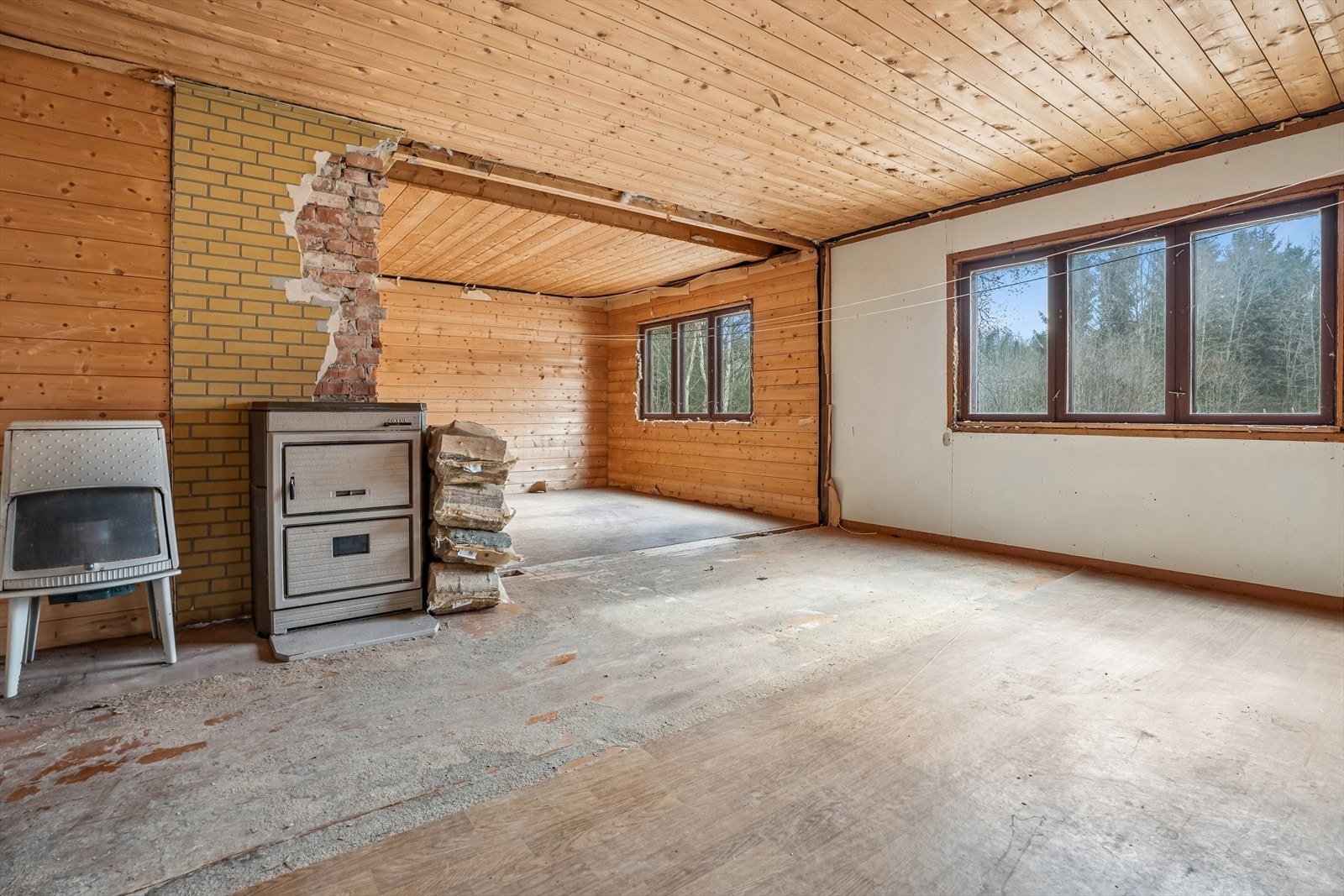 Rom i første etasje klargjort for renovering. Galleribilde
