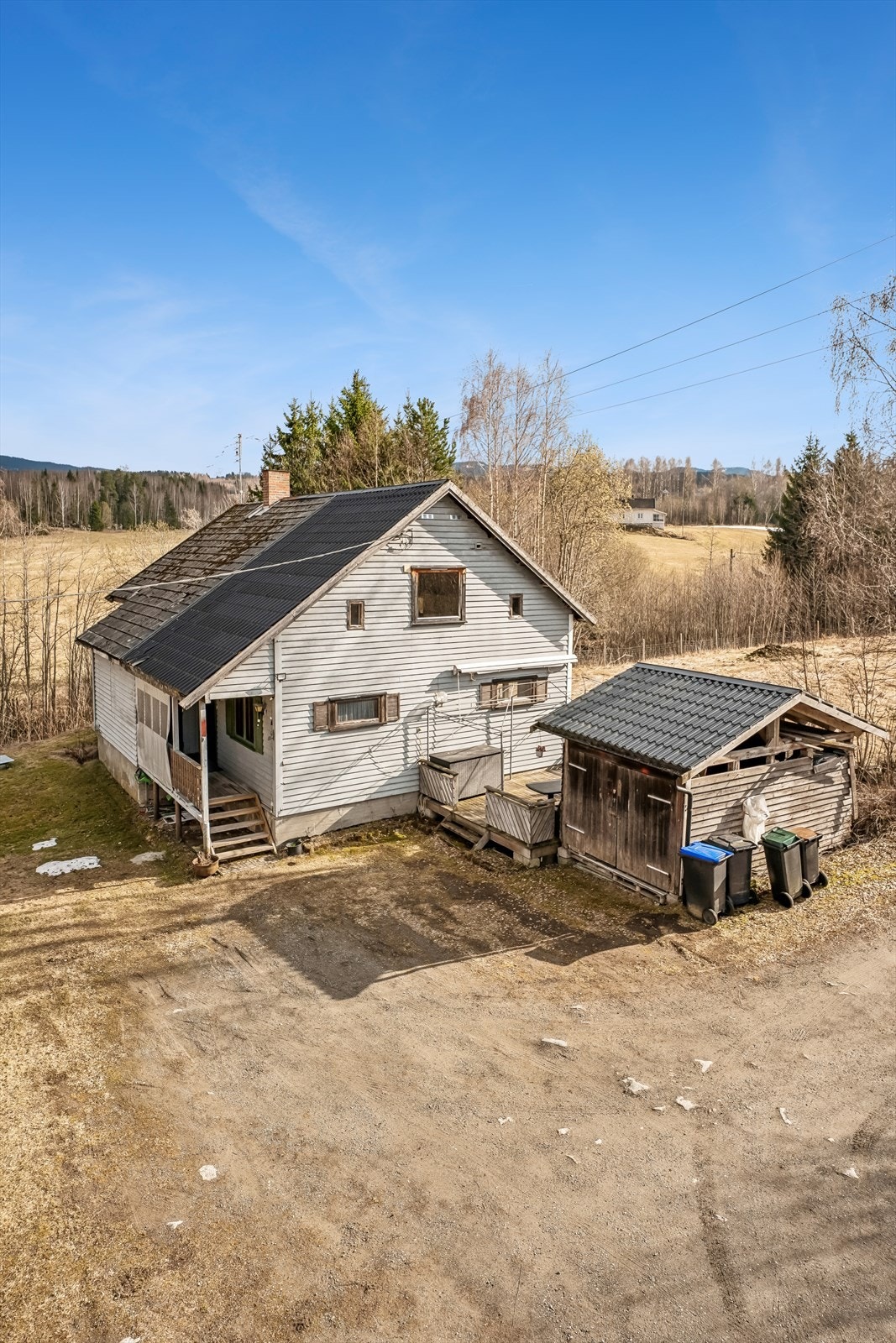 Eiendommen ligger i landlige omgivelser i Østre Toten, med en eiet tomt på 2044,7 m² som gir rikelig med uteplass og frihet. Galleribilde