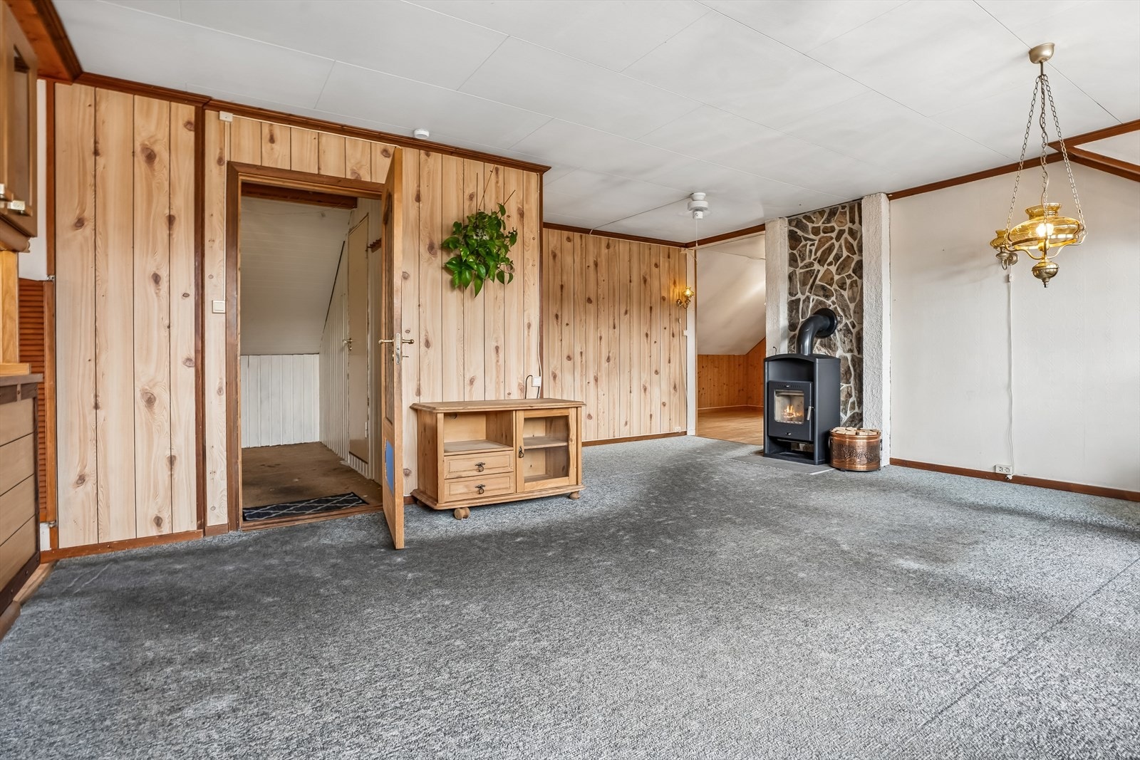 Stuen har panelkledde vegger og gir tilgang til etasjens øvrige rom. Galleribilde