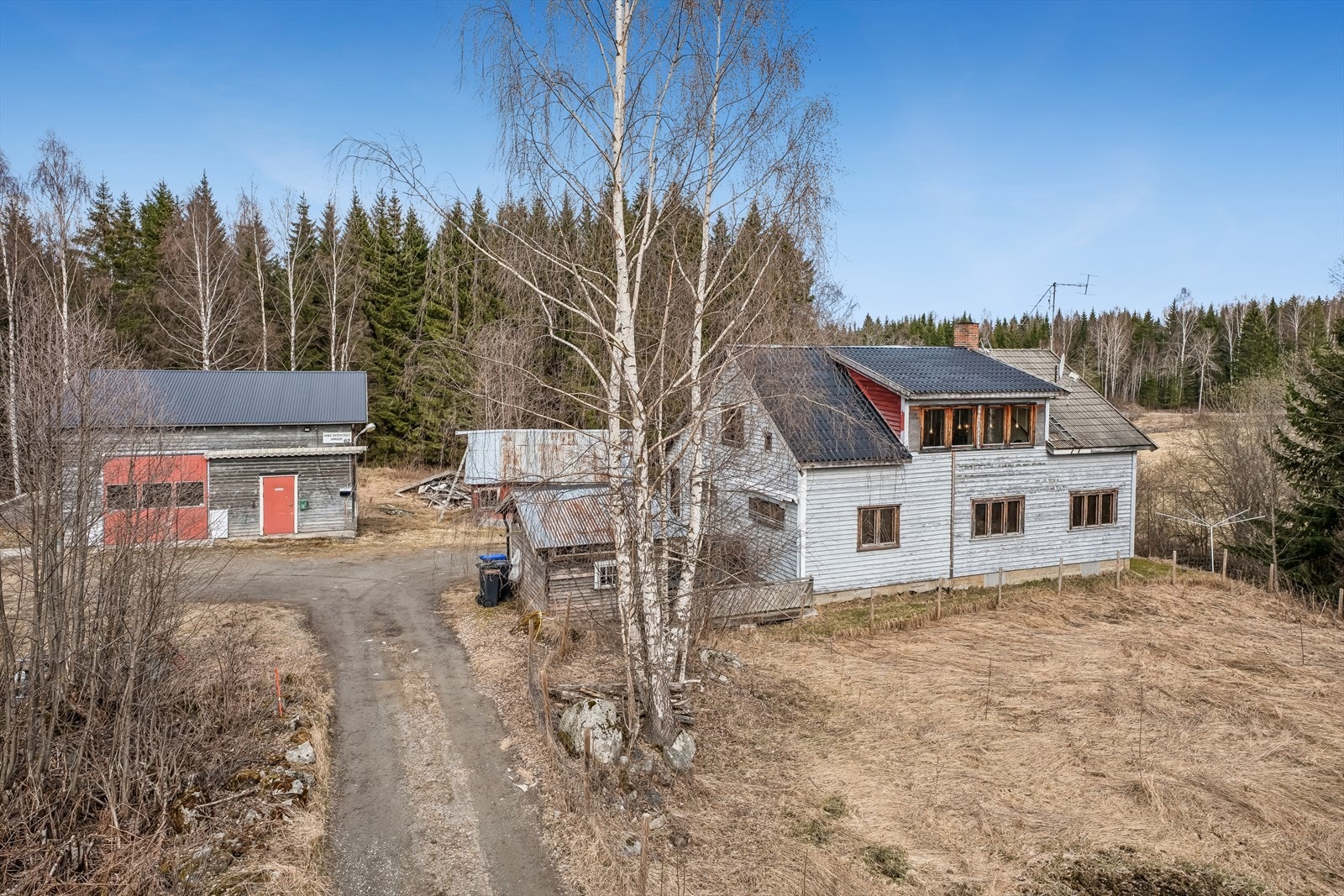 Velkommen til Øyåsvegen 62! En eiendom med stort potensial, bestående av enebolig og en romslig garasjebygning på en tomt på over 2 mål. Foto: Andreas Ellingsen for Efkt Galleribilde