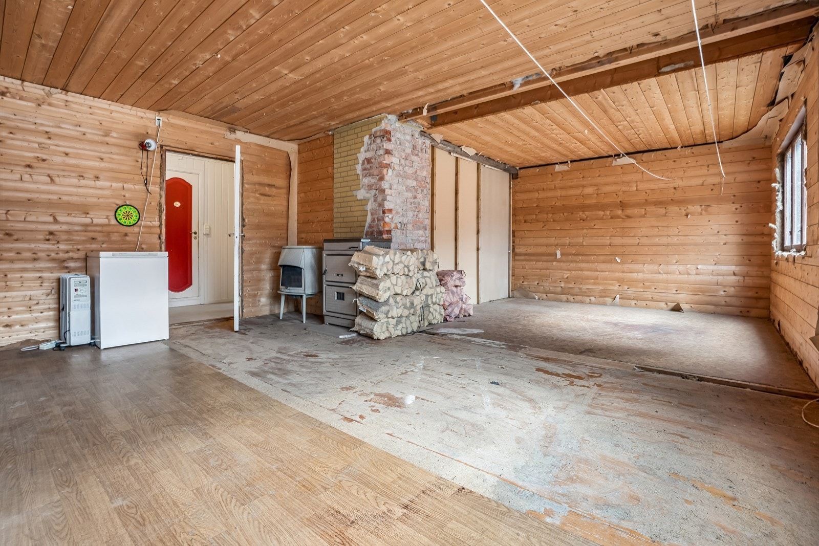 Rom i første etasje med behov for totalrenovering. Her kan du skape et rom tilpasset dine behov. Galleribilde