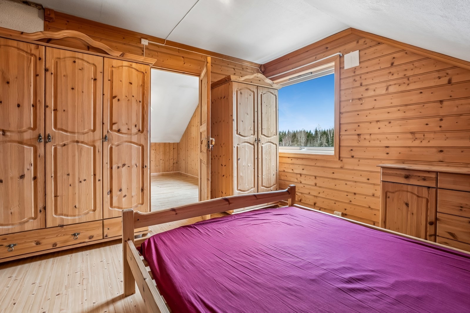 Soverommet i loftetasjen har panelkledde vegger og laminat på gulvet. Galleribilde
