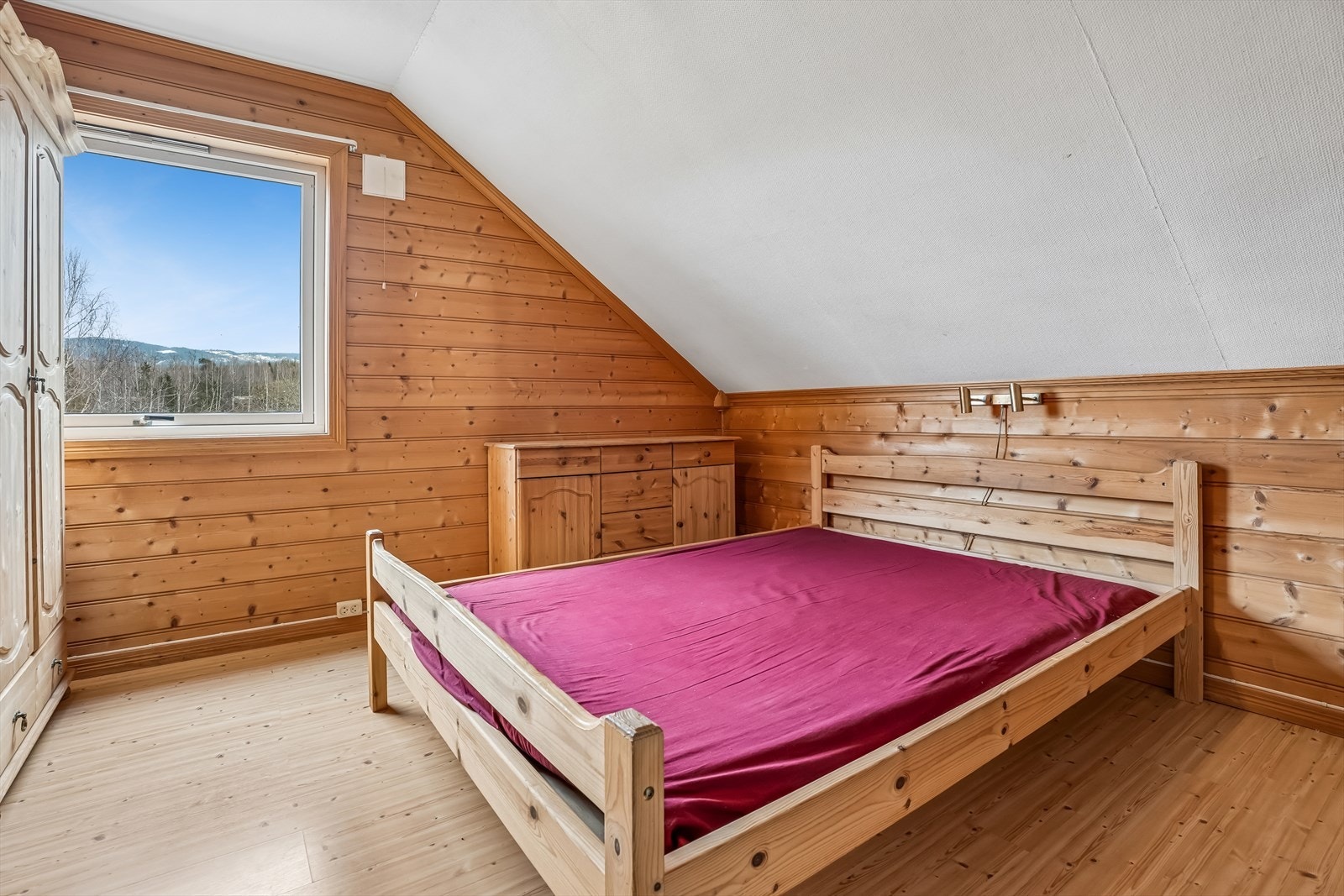 Rommet har skråhimling og plass til både seng og oppbevaringsmøbler. Galleribilde