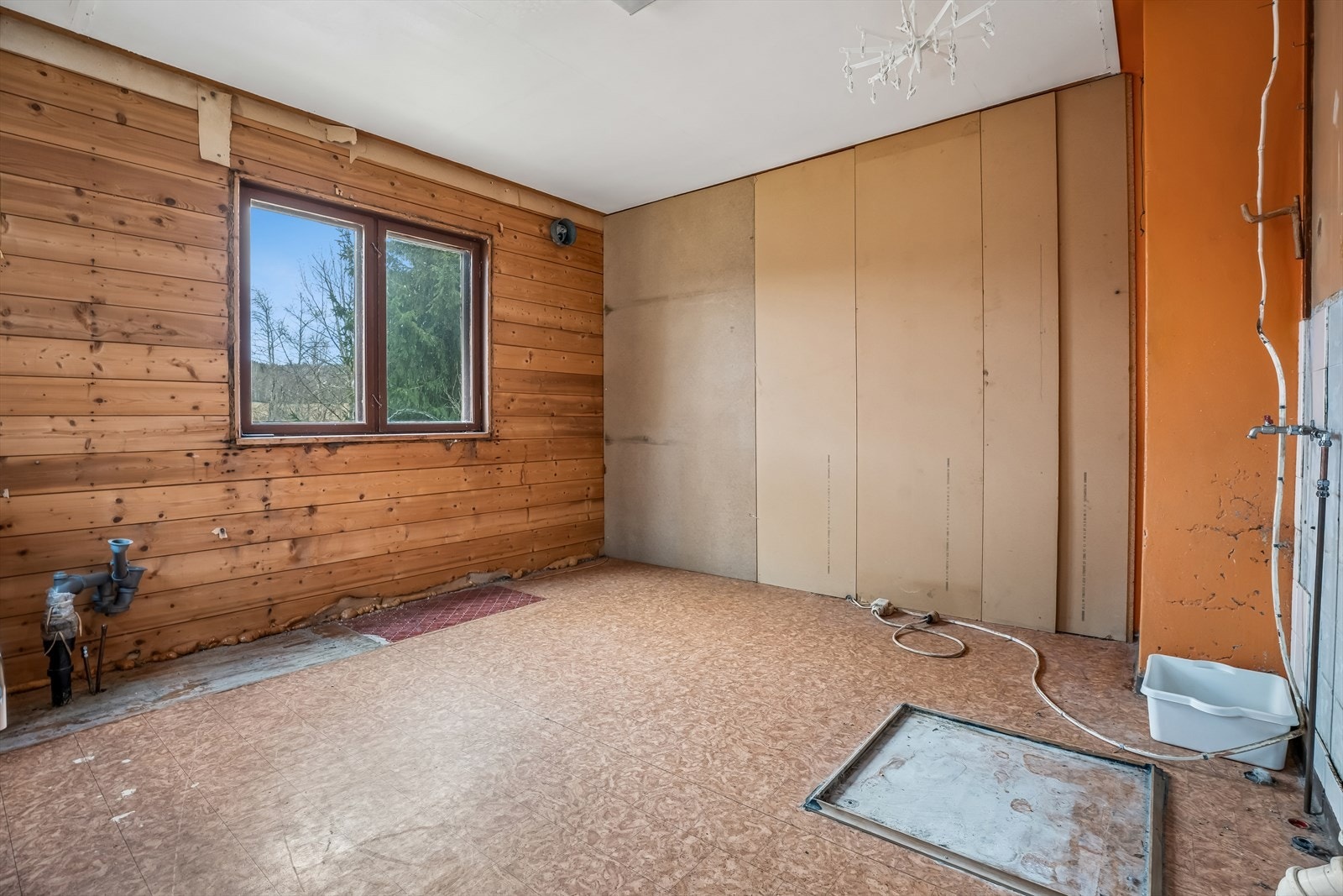Potensialet er stort i boligens første etasje, hvor flere rom står klare for oppgradering. Galleribilde