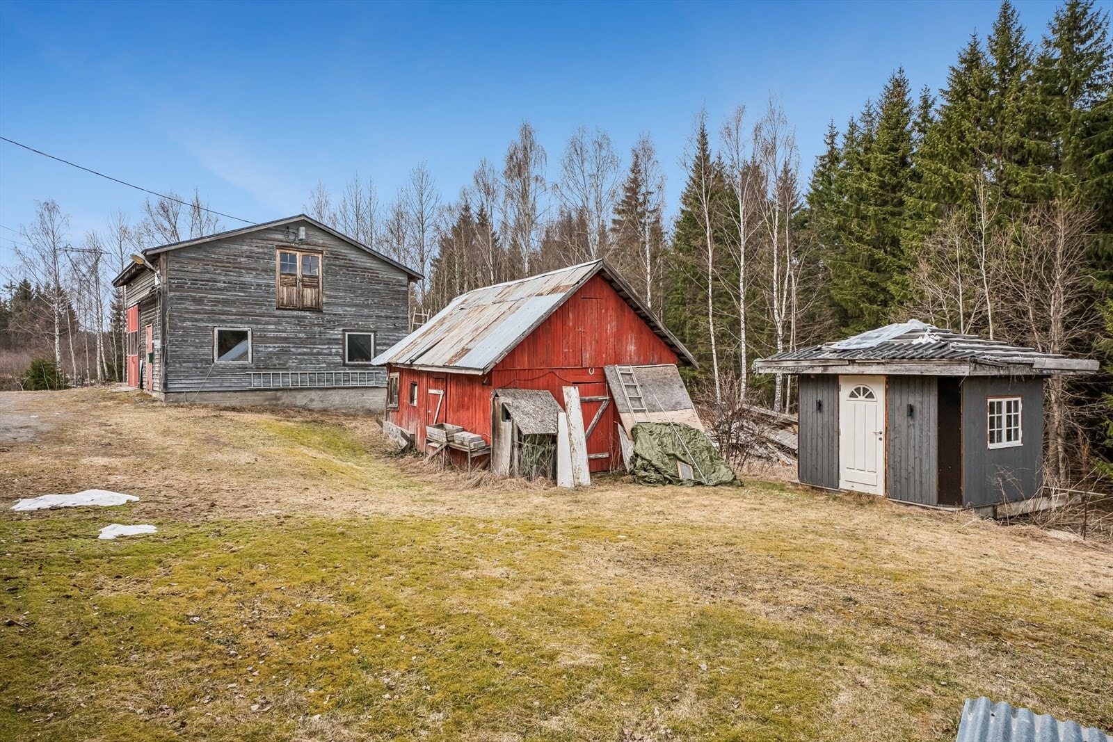 I tillegg til garasjen finnes det flere mindre uthus på eiendommen for lagring. Galleribilde