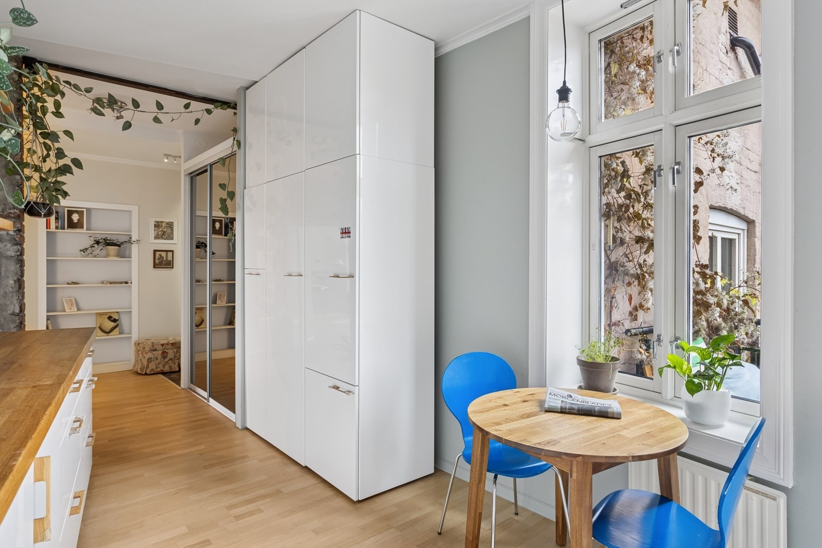 Kjøkkenet er plassert i eget rom med plass til en liten spiseplass. Galleribilde