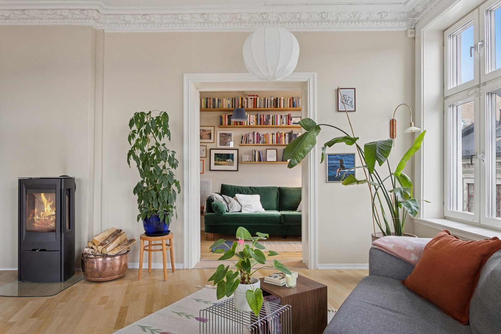 Leiligheten ligger i byggets 4. etasje og har utsikt fra kjøkkenet mot sameiets hyggelige bakhage og mot store deler av byen fra stuevinduene. Galleribilde
