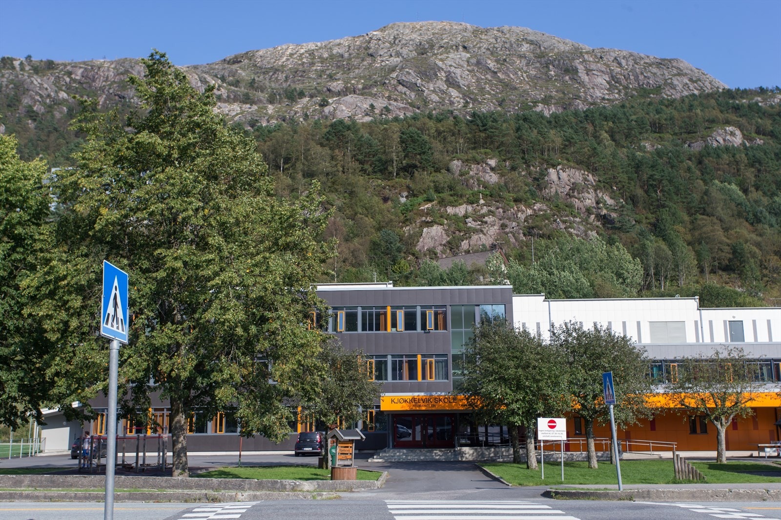 Kjøkkelvik Skole ligger en liten spasertur unna. Galleribilde