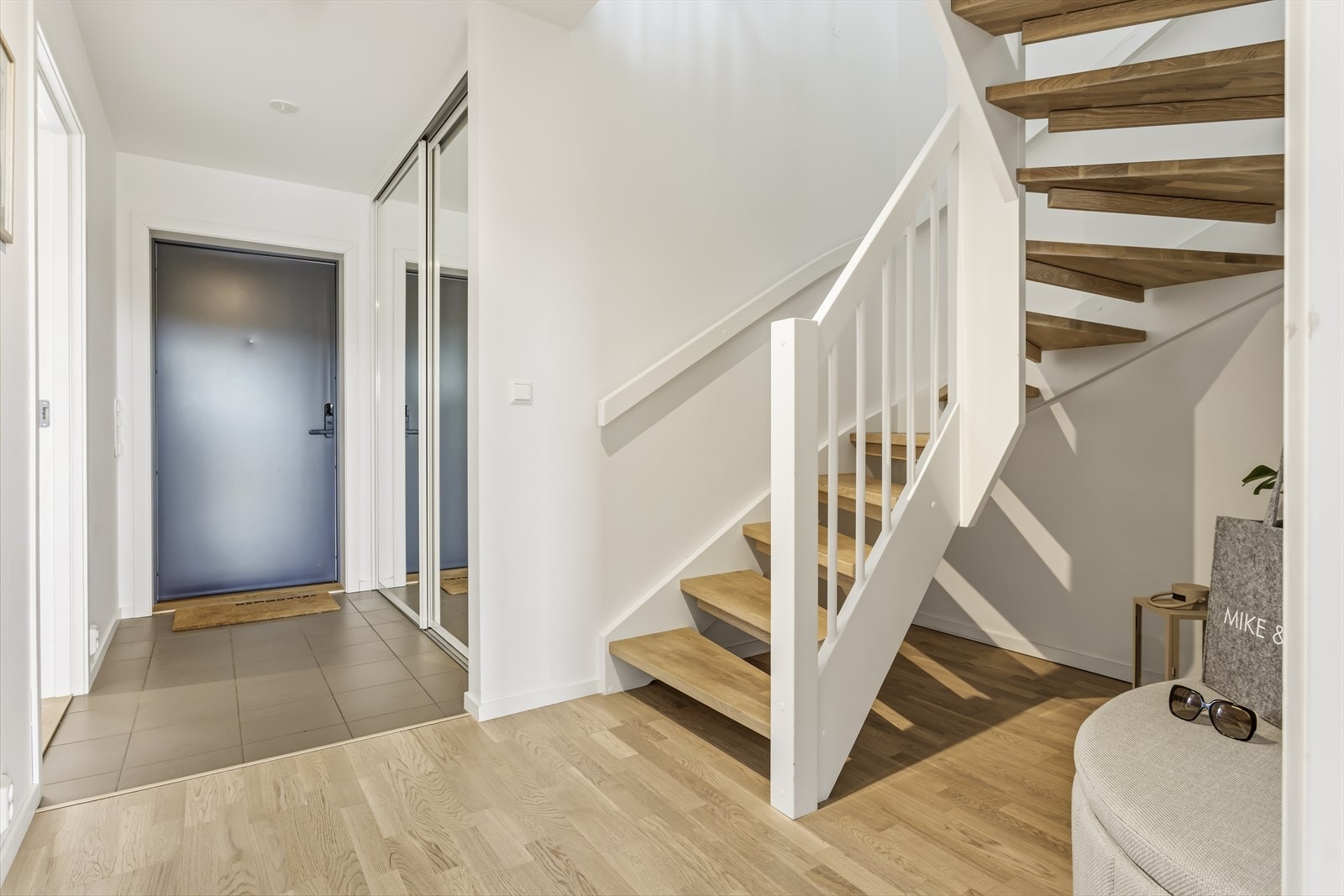 Romslig hall med skyvedørsgarderobe Galleribilde