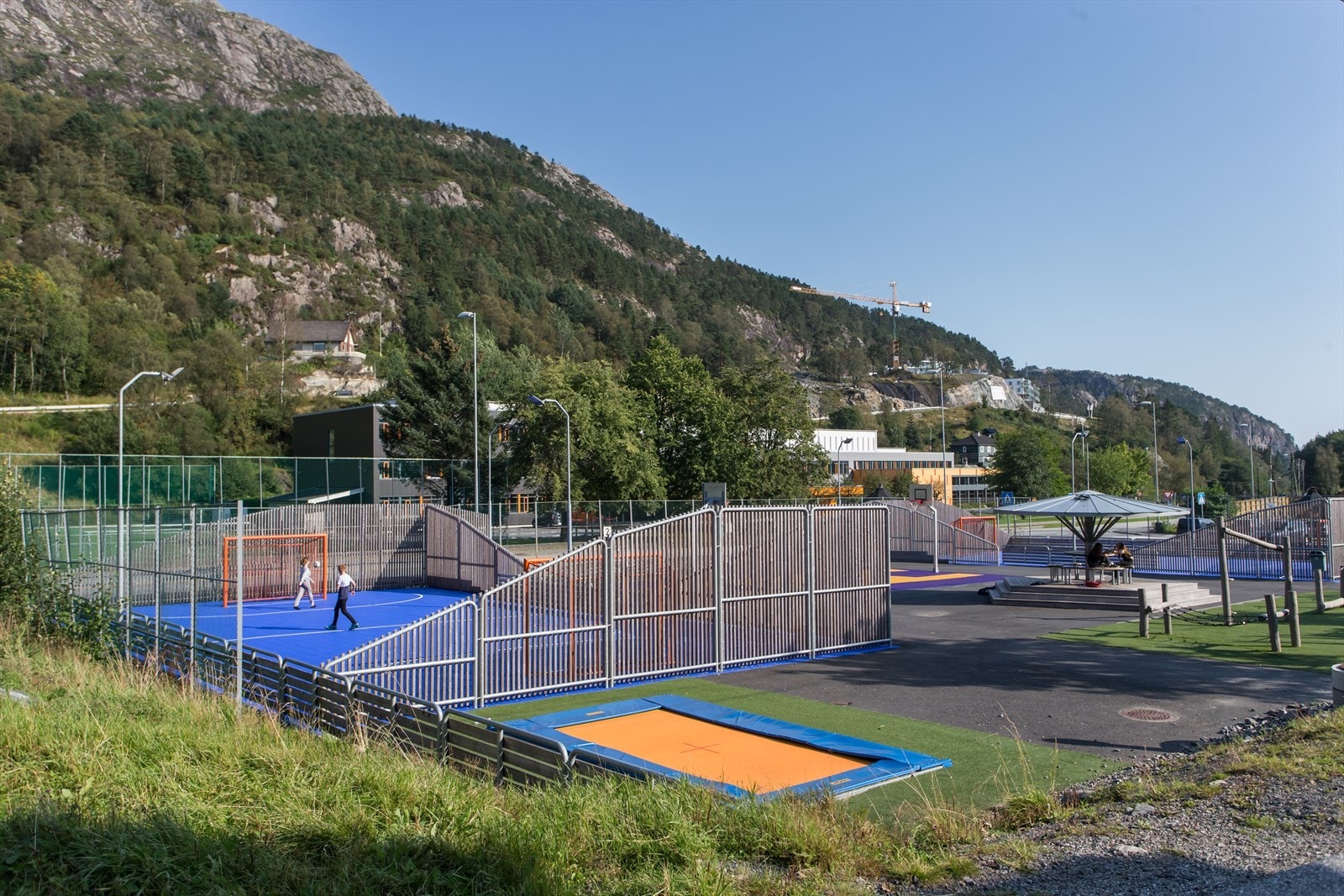 I området er rundt Kjøkkelvik Skole er det en rekke fritidstilbud med lekeplasser, ballbinge m.m. Galleribilde