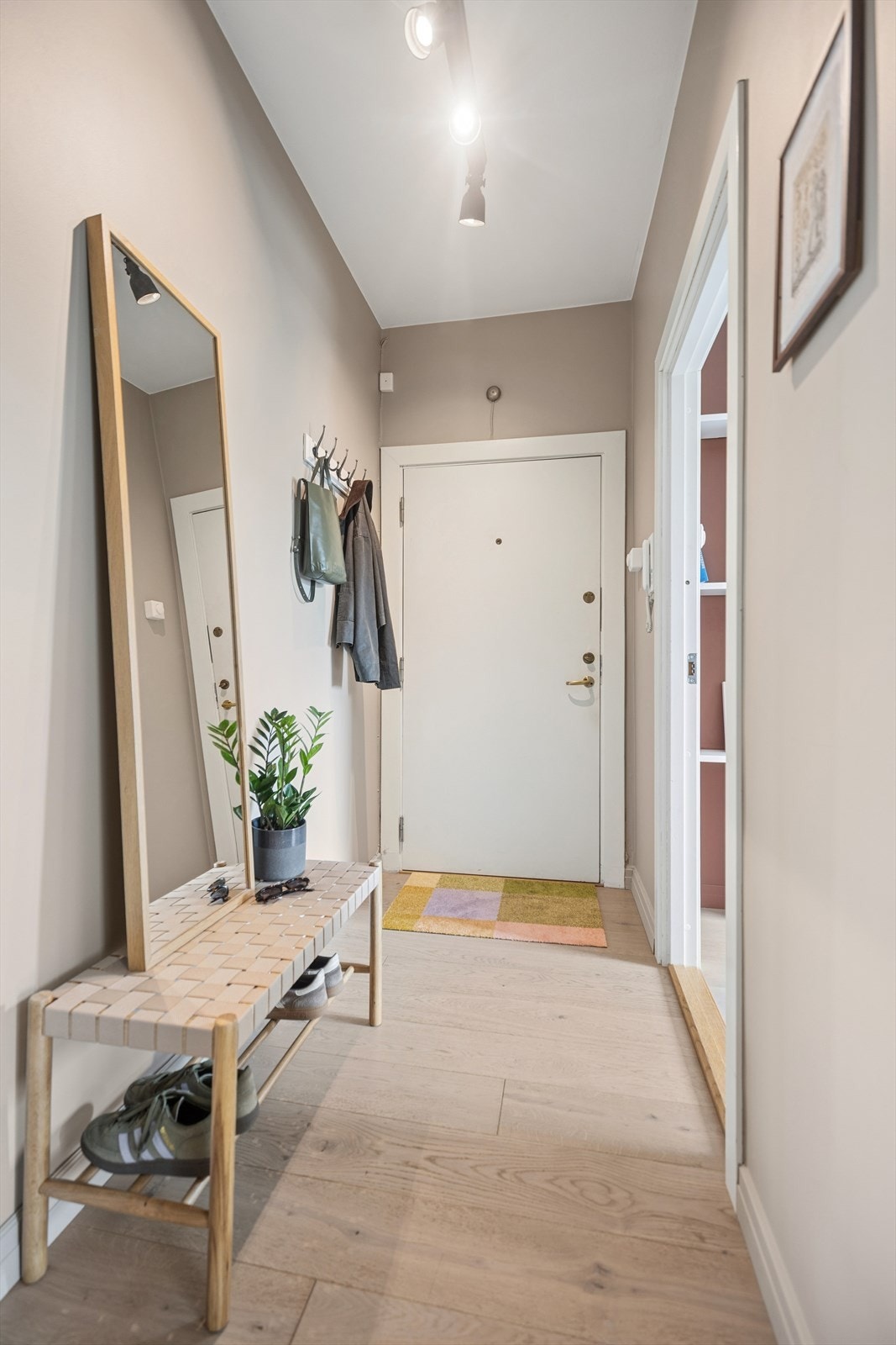 Innbydende entré av god størrelse, hvor man har god plass til sko og yttertøy Galleribilde