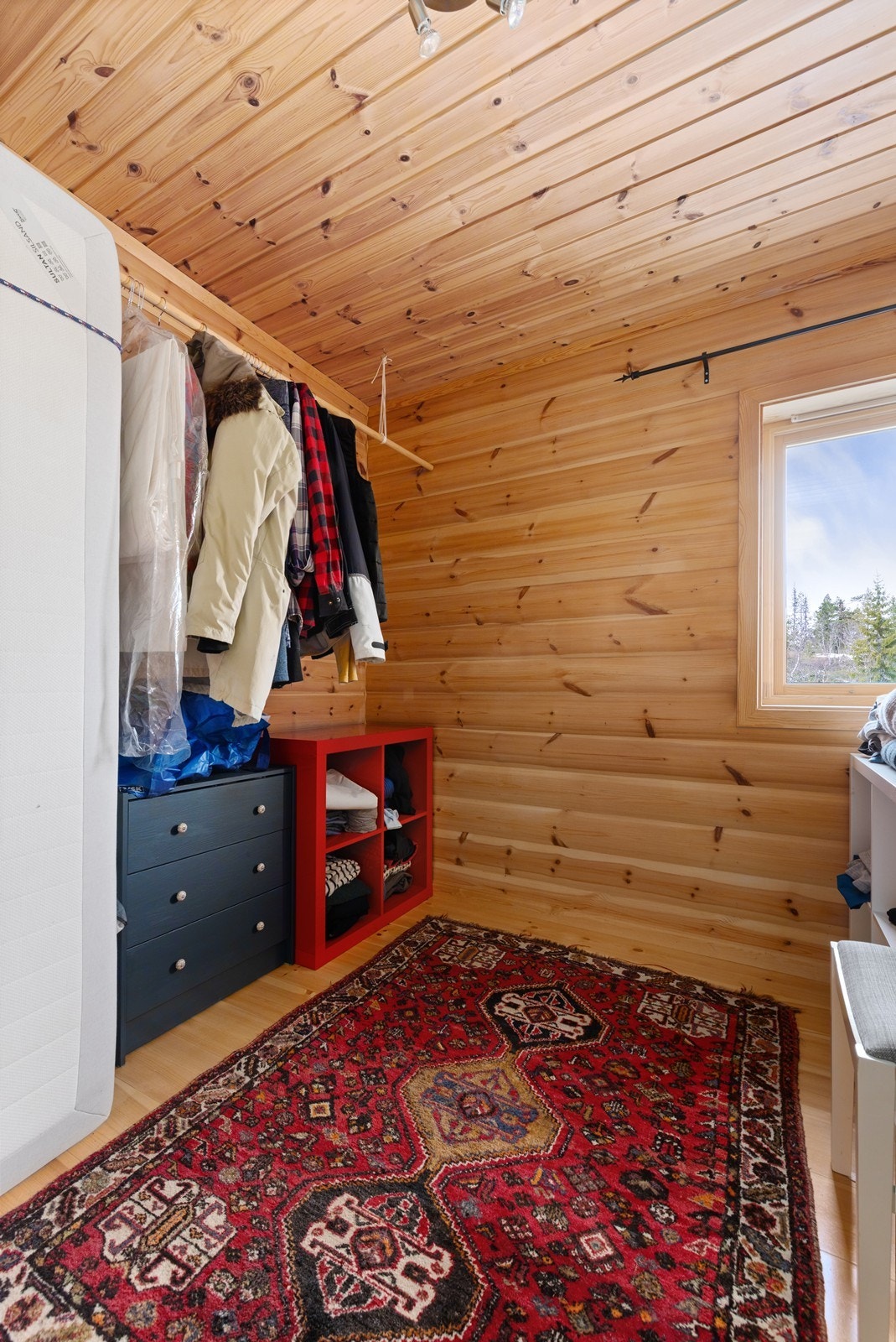 Det fjerde soverommet gir fleksibilitet, enten for ekstra sengeplasser eller oppbevaring. I dag er det i bruk som garderobe. Galleribilde