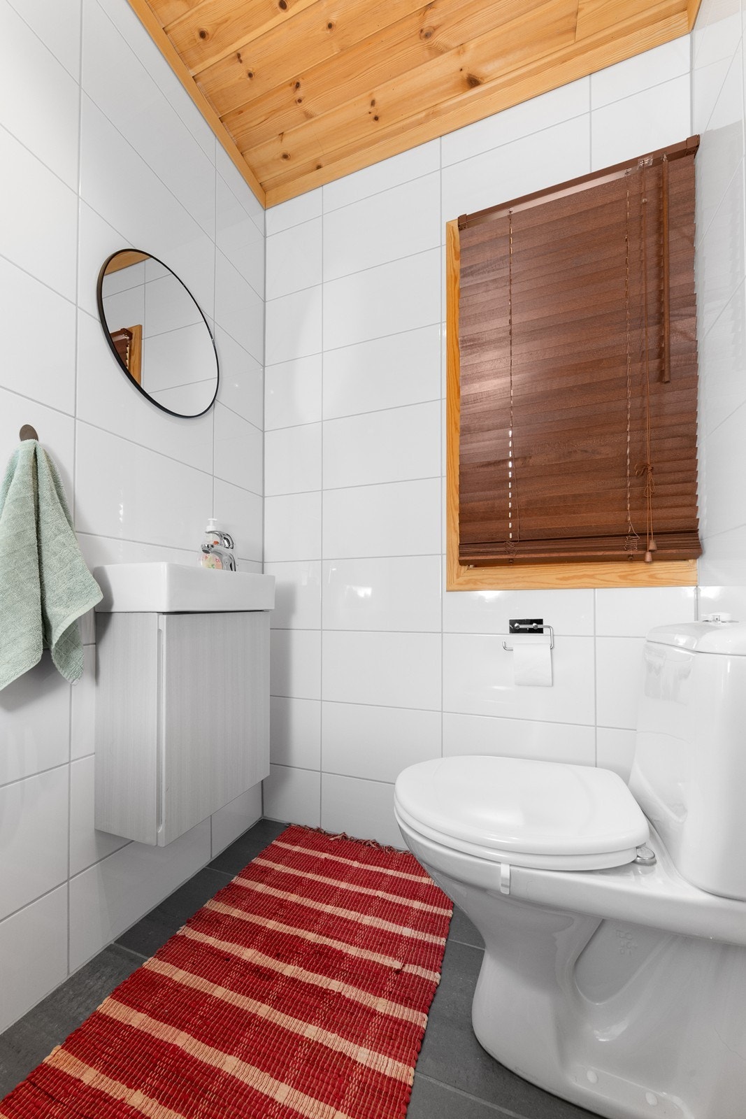 I tillegg til badet har hytta et separat toalettrom med flislagte overflater, fra byggeåret 2008. Galleribilde