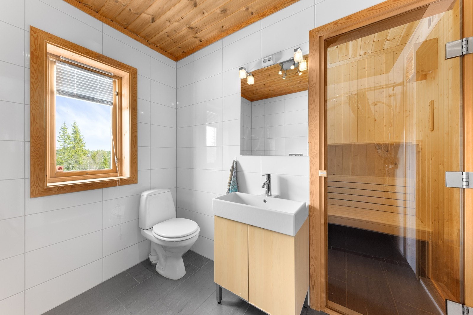 Badet er utstyrt med varmekabler i gulvet og har direkte adkomst til badstue. Galleribilde
