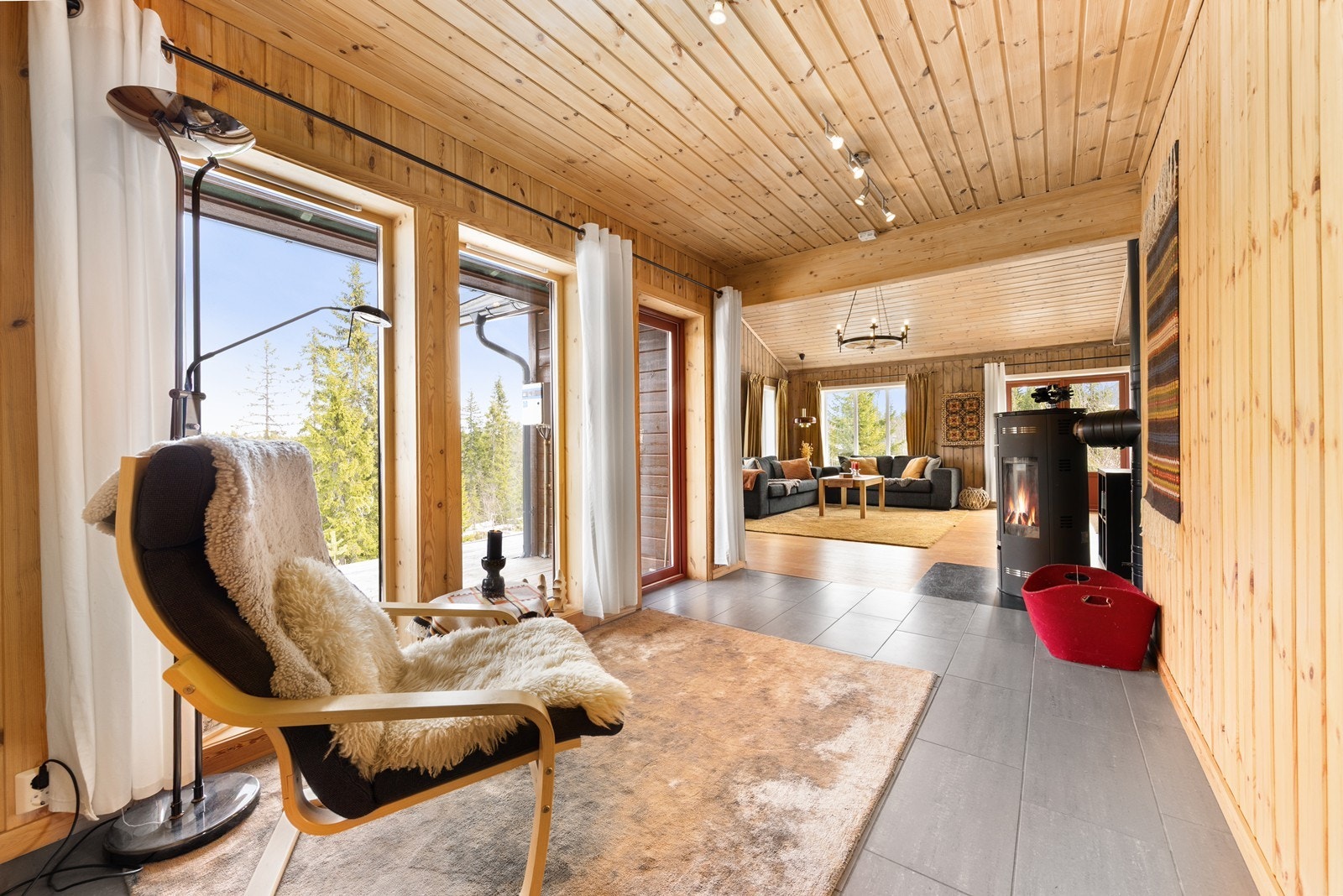 Fra hallen ser man rett inn i det lune og sosiale allrommet. Galleribilde