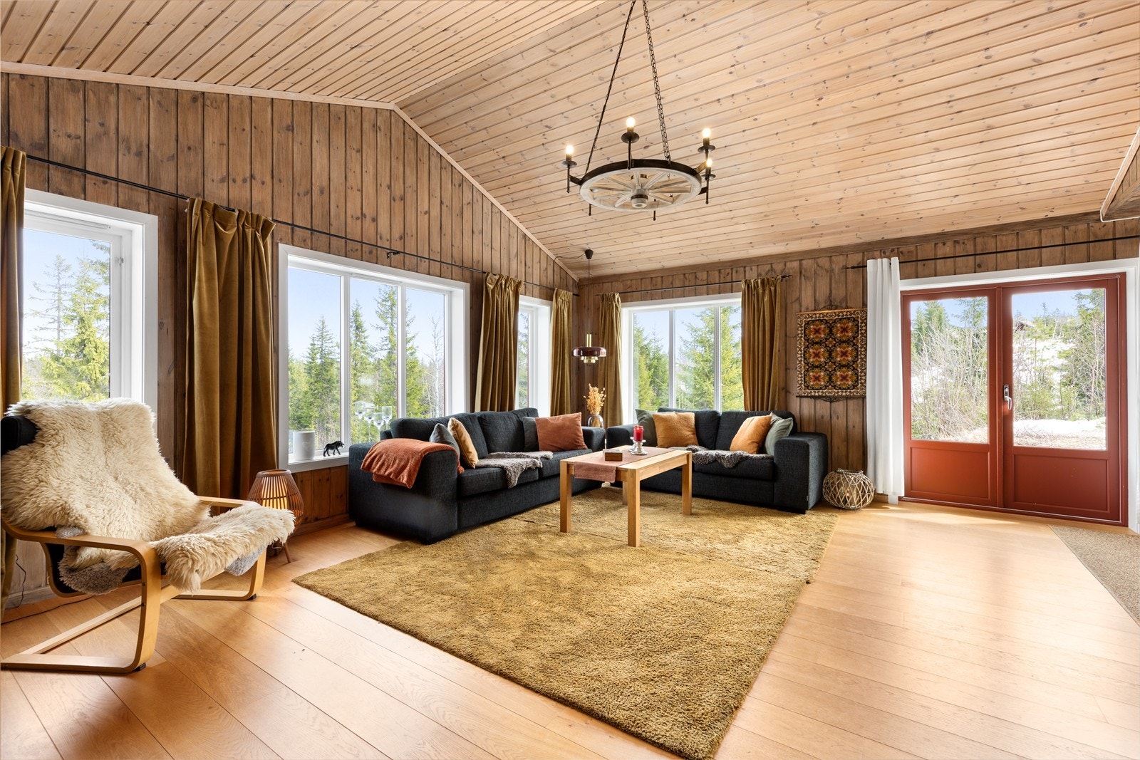 Store vindusflater gir godt med lys og rammer inn utsikten mot den omkringliggende naturen. Galleribilde