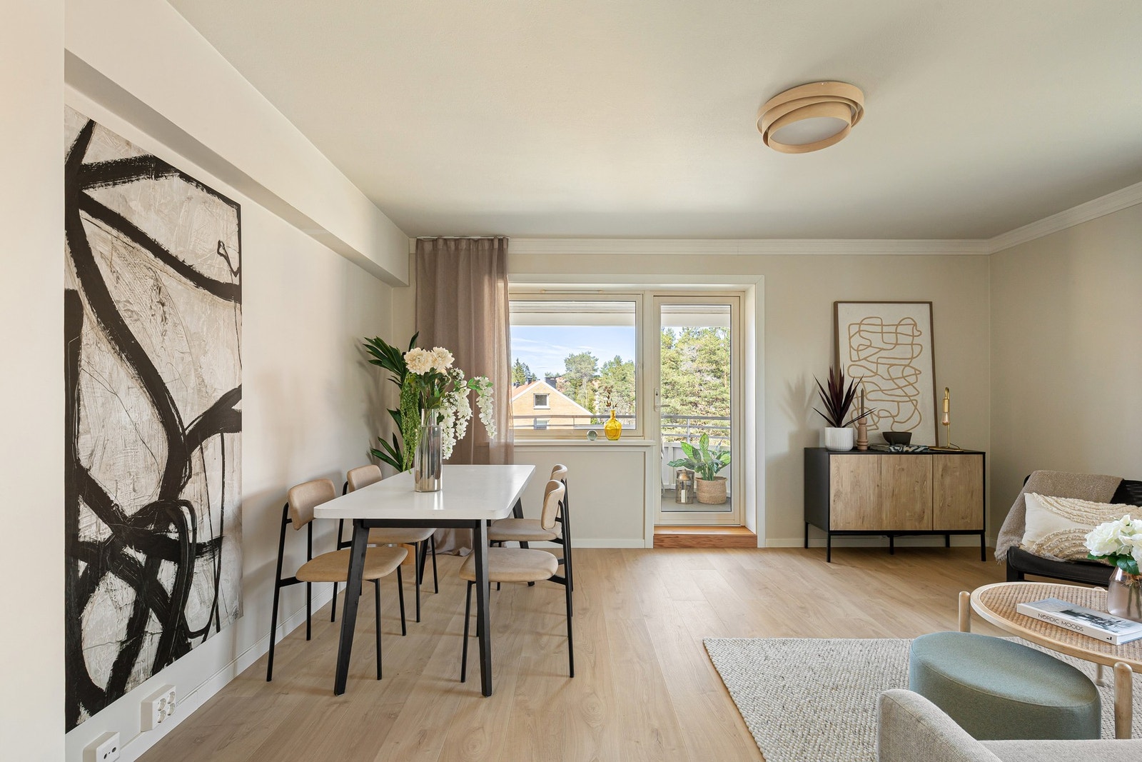 Generøse vindusflater som slipper inn godt med naturlig lys. Galleribilde