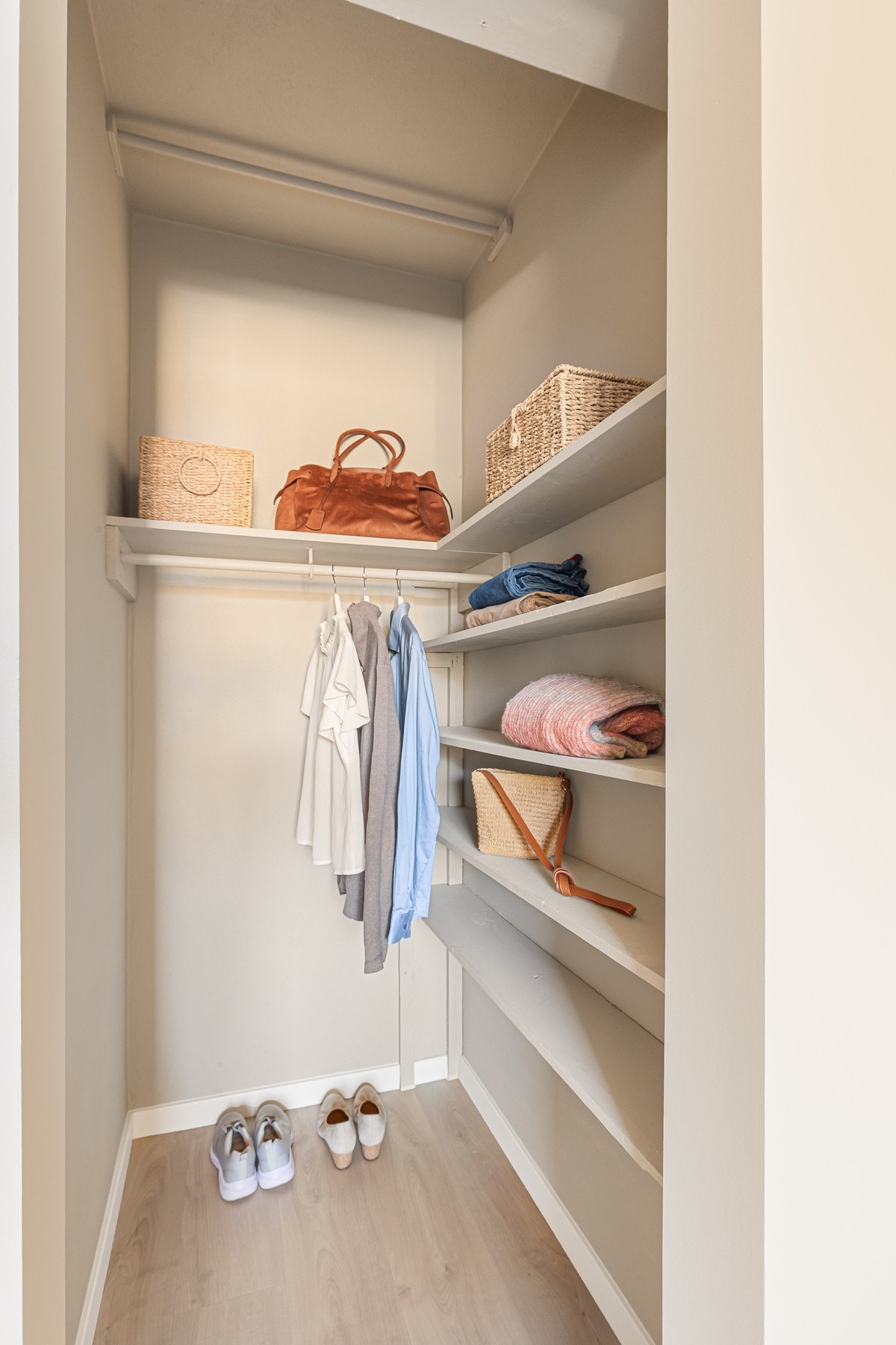 Praktisk walk-in closet i tilknytning til soverommet. Galleribilde