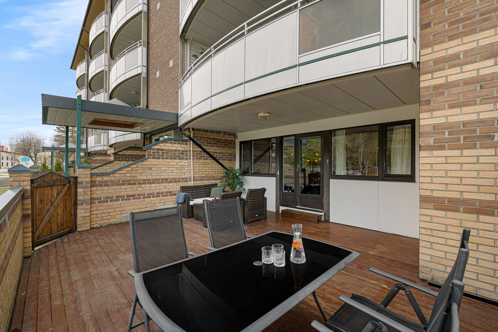 Fra stuen er det utgang til en romslig og solrik terrasse på 33 m². Galleribilde