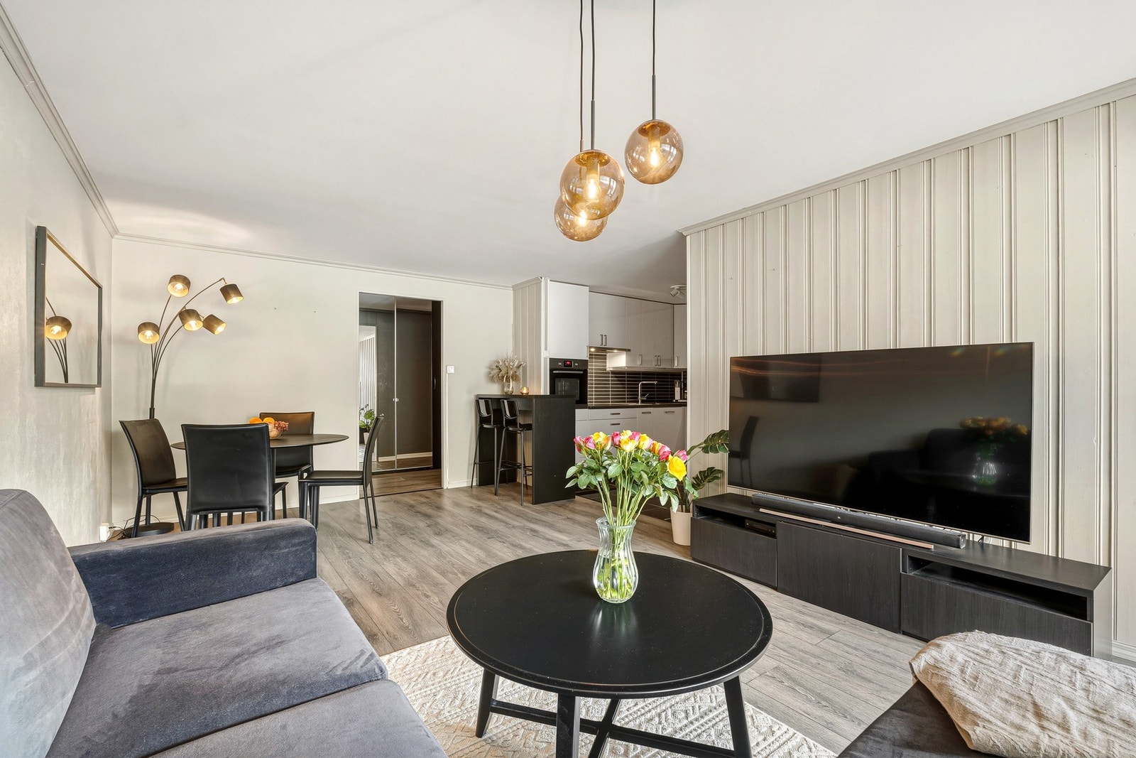 Velkommen til en lekker og romslig 2-roms leilighet med attraktiv beliggenhet på Flatåsen. Galleribilde