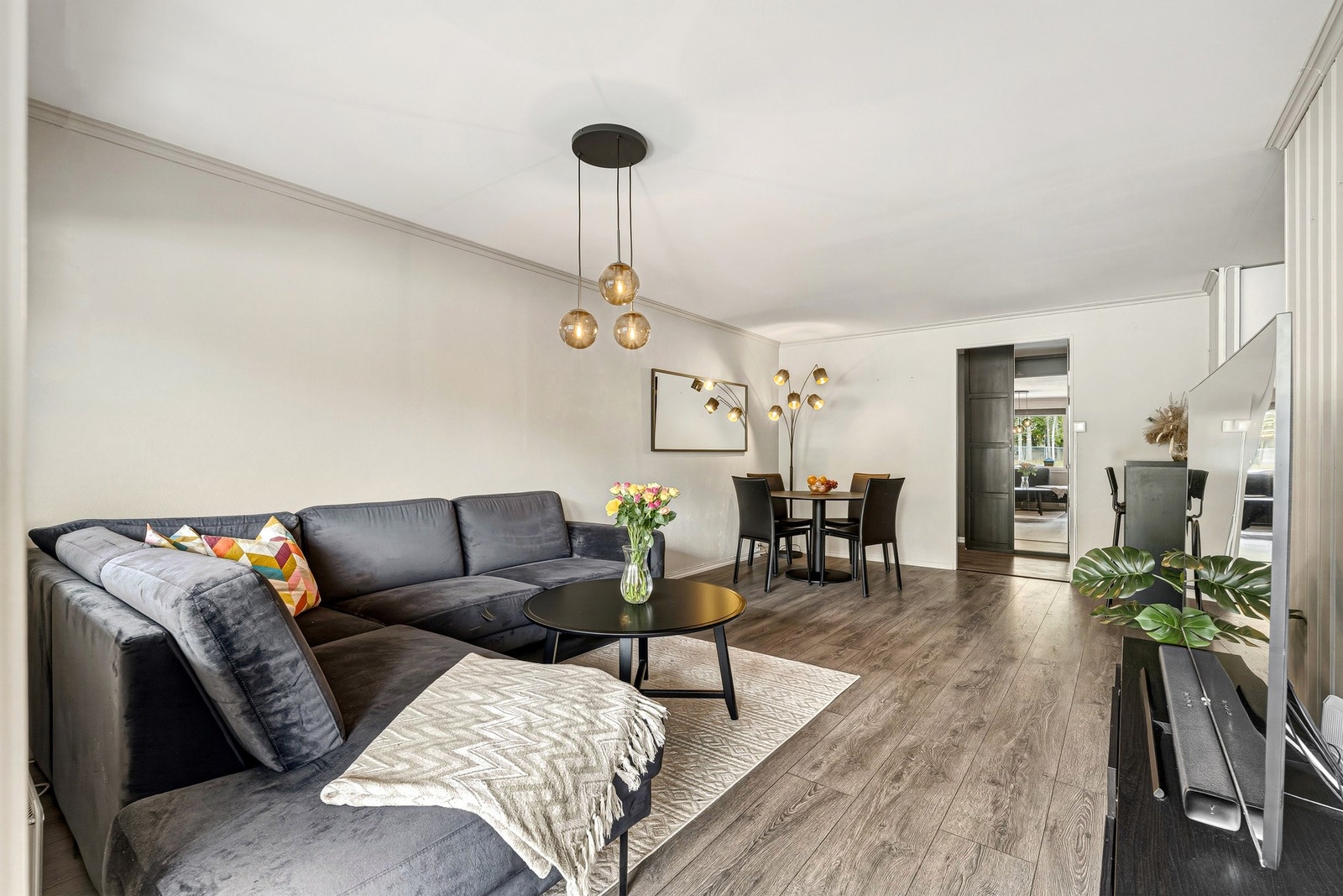 Leiligheten ligger fint til i 1. etasje med romslig terrasse og gangavstand til barnehage, skole, dagligvare, bussforbindelse og flotte turmuligheter. Galleribilde