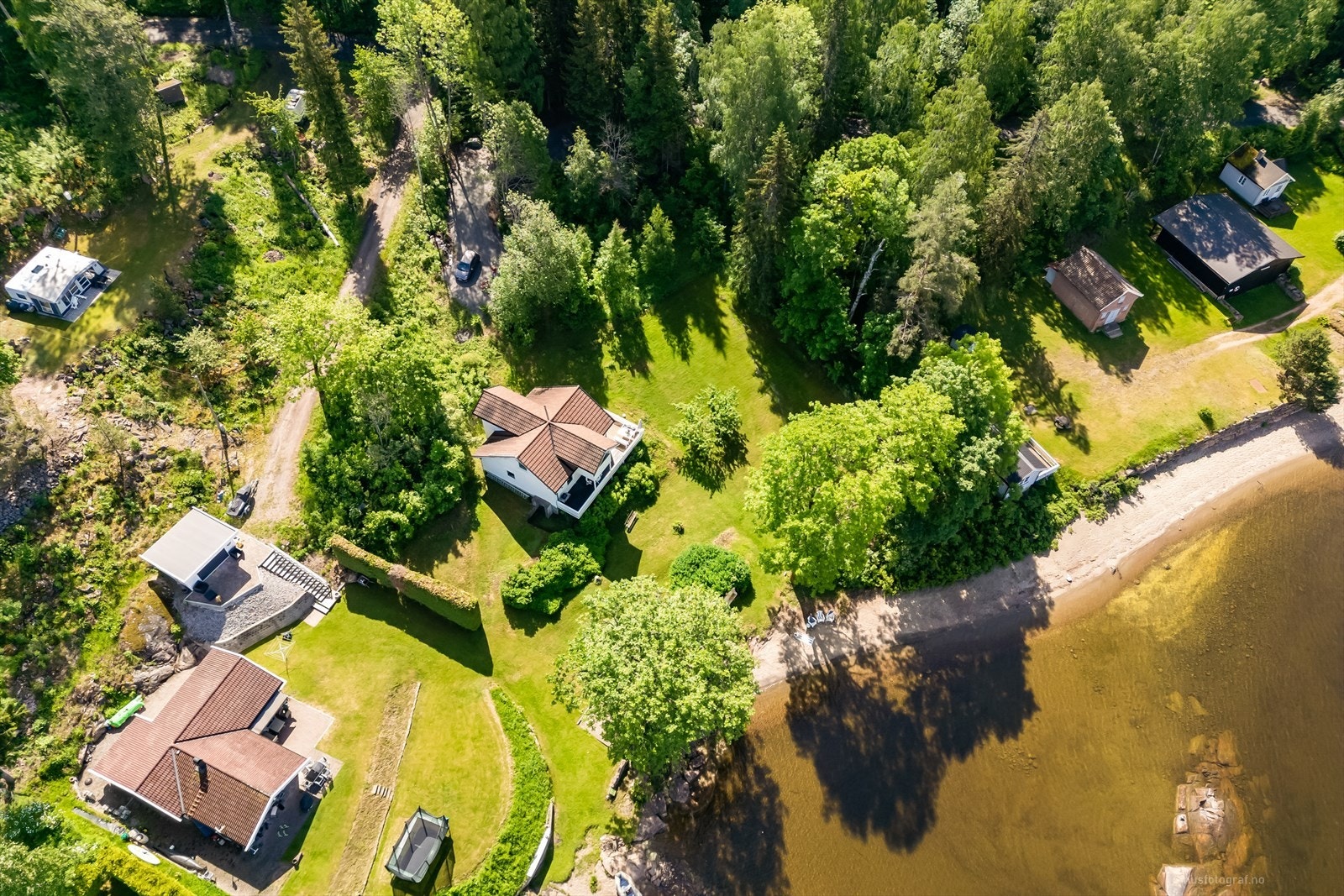 Hytta er omgitt av fredfulle og idylliske omgivelser; scenen er satt for feriemodus og påfyll av energi. Galleribilde