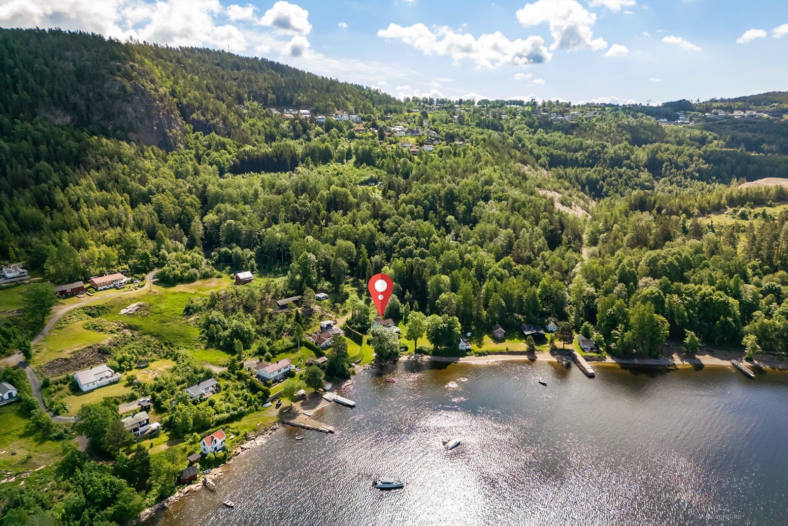 Ca 15 min kjøring til Holmsbu med sin sørlandsidyll, og 7 min kjøring til Verket med fergeforbindelse til Svelvik. Galleribilde