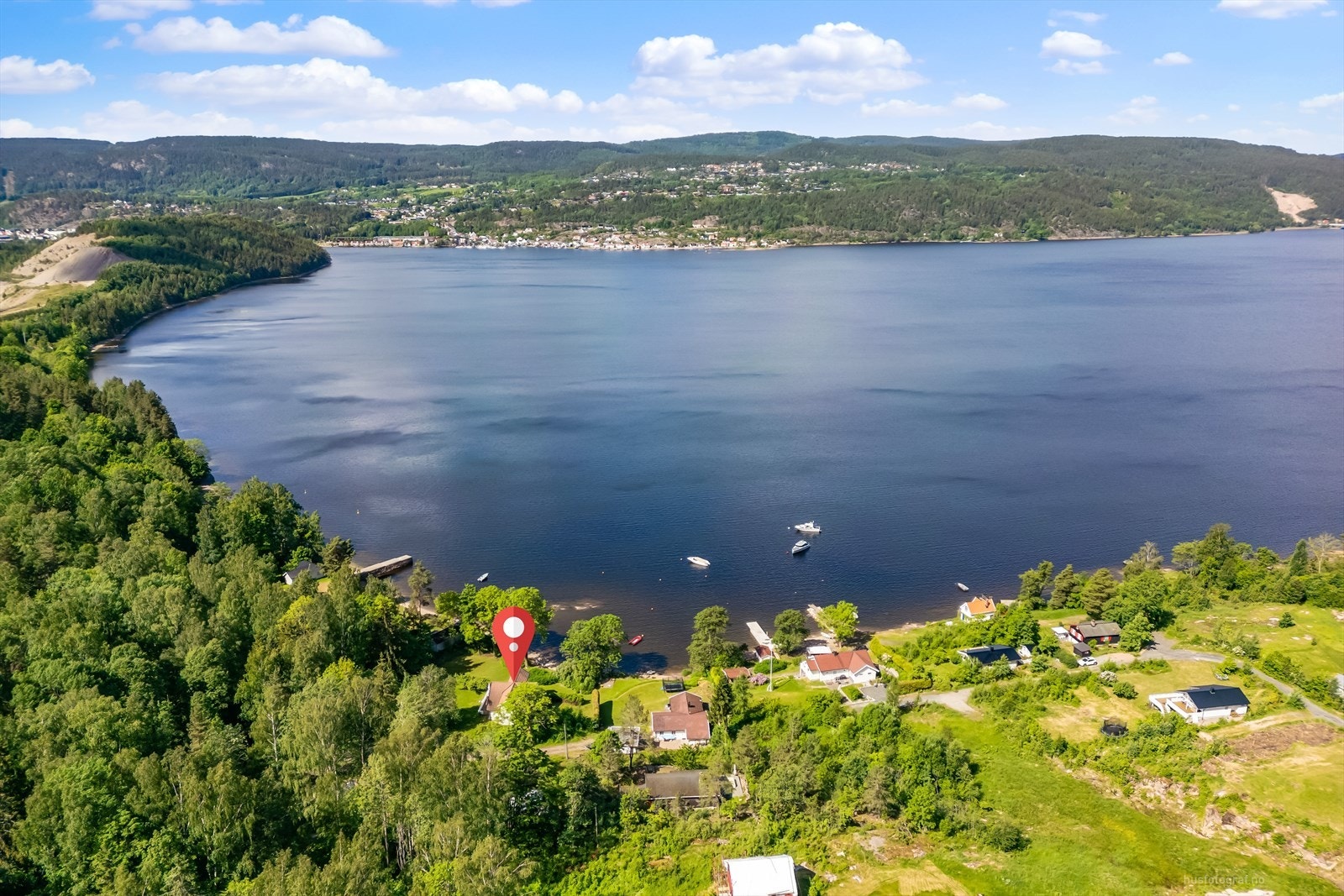 I nærmiljøet finnes flotte turmuligheter i skog og mark, med lysløype om vinteren og bademuligheter om sommeren. Galleribilde
