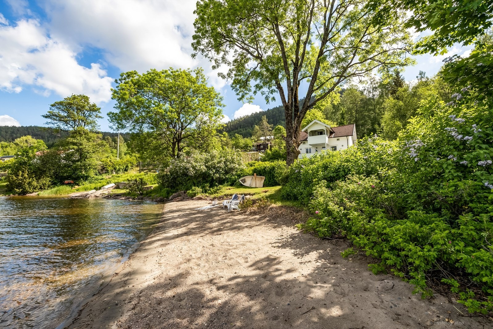 Eiendommen har en hyggelig hage opparbeidet med gressplen, trær, busker, hekker og diverse beplantning. Galleribilde